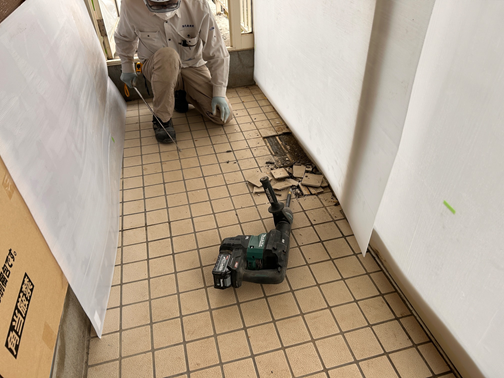 ポーチタイル剥がれ施工前画像