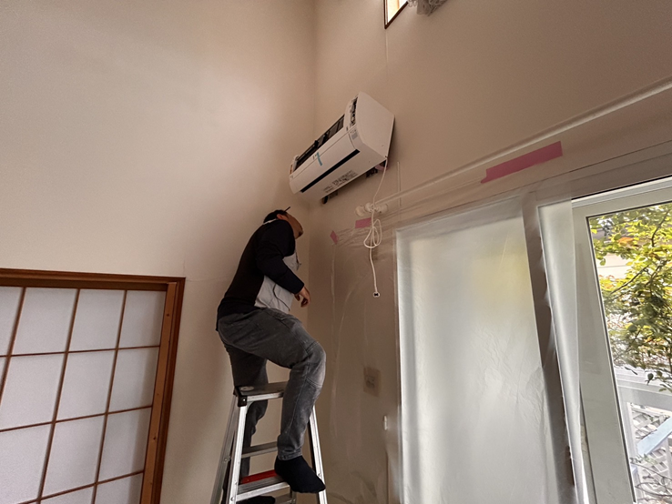 エアコン取付中の画像