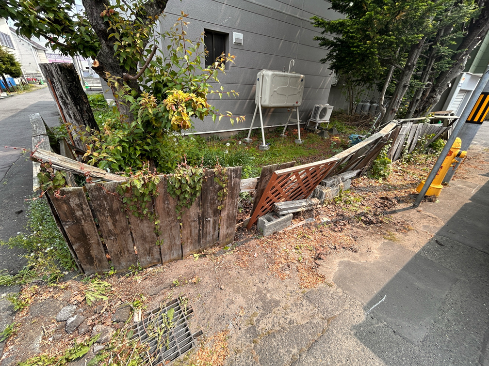 庭木と木塀の撤去の施工前2の画像