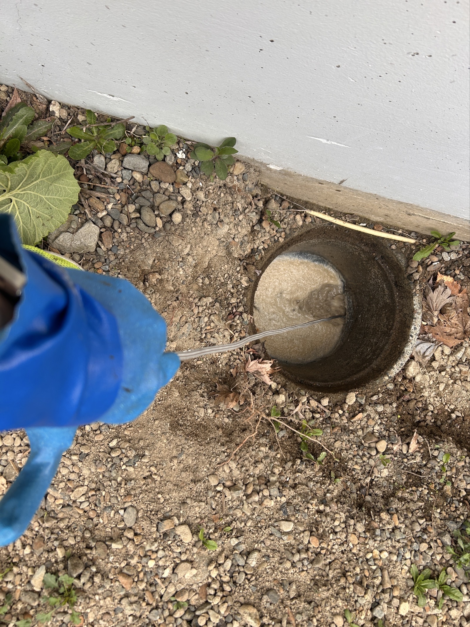 高圧洗浄中：別角度から見た洗浄作業の様子。洗浄後も水は引かなかった