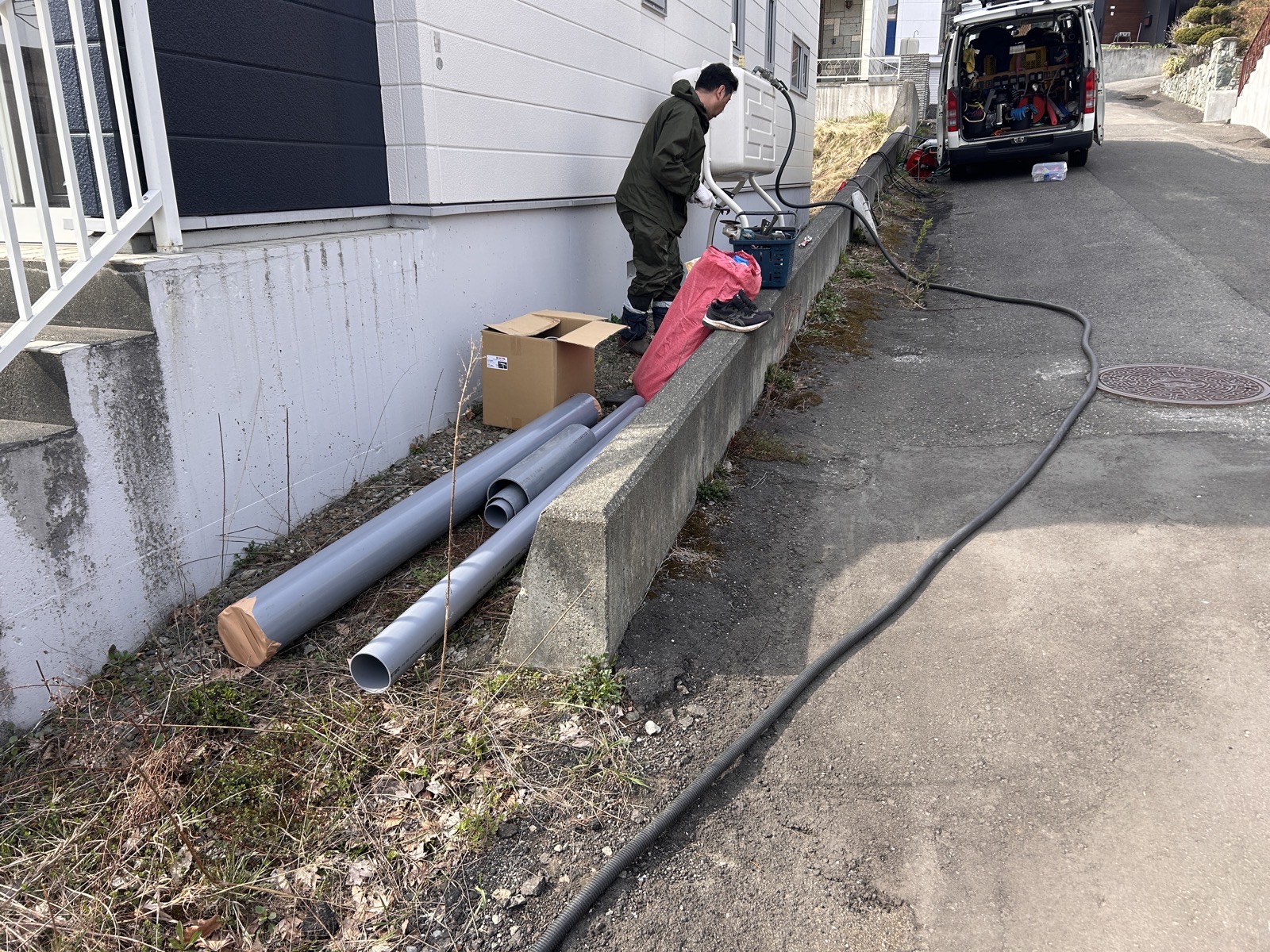 灯油抜き取り作業：ホームタンク洗浄機を搭載した専用車両が現場に入り灯油を回収