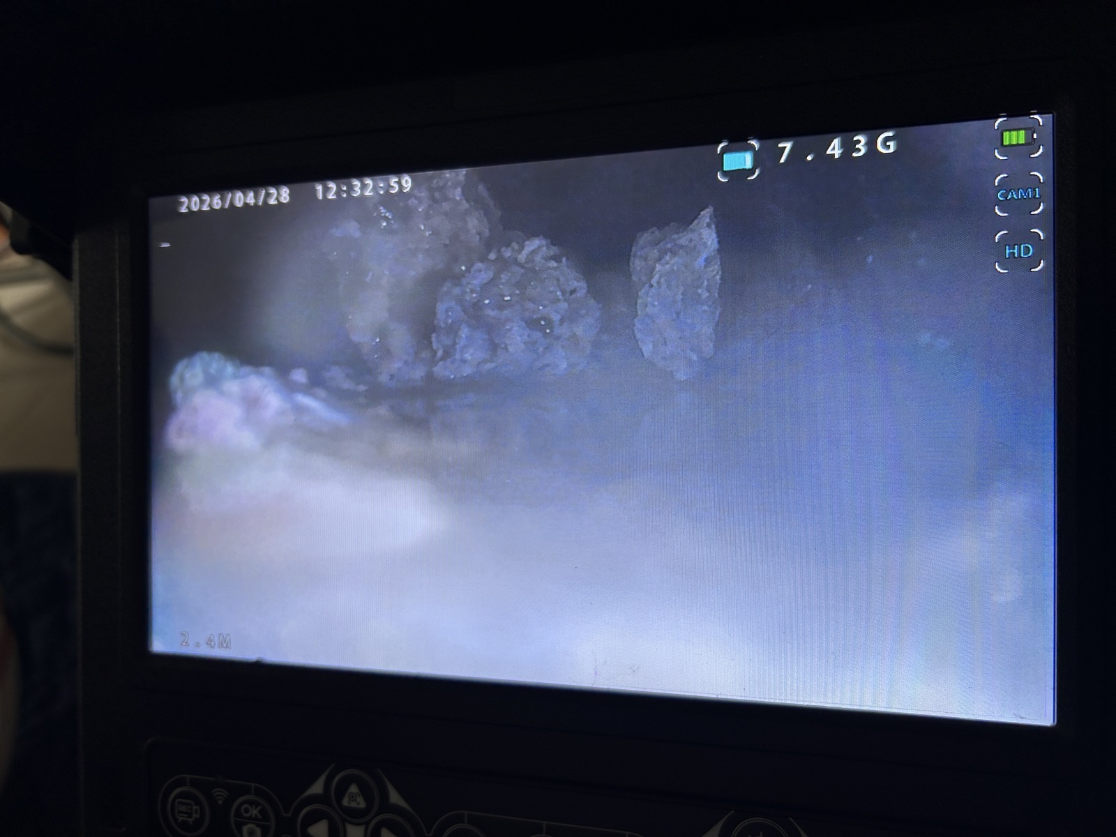 管内カメラ調査：より鮮明に映し出された固着油の固形物群