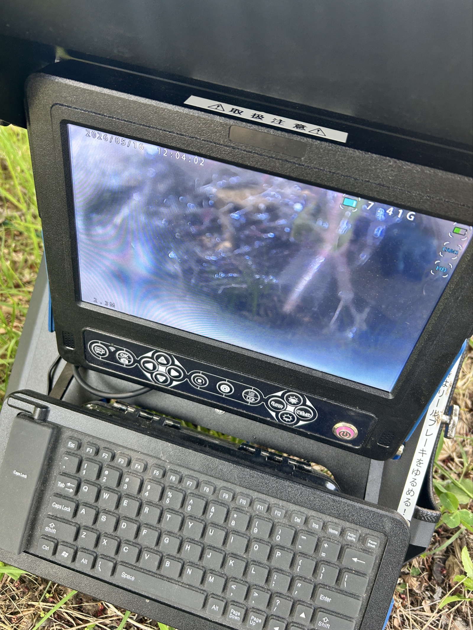 モニターに映し出された管内の映像。根が絡まって管を塞いでいる様子が確認できた