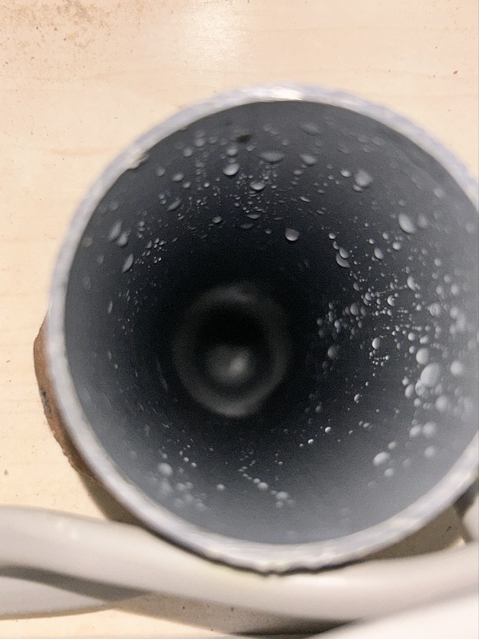 洗浄直後の排水管内部。水滴が内壁全体に付着し、管内の汚れが除去されて通り道が確保された状態