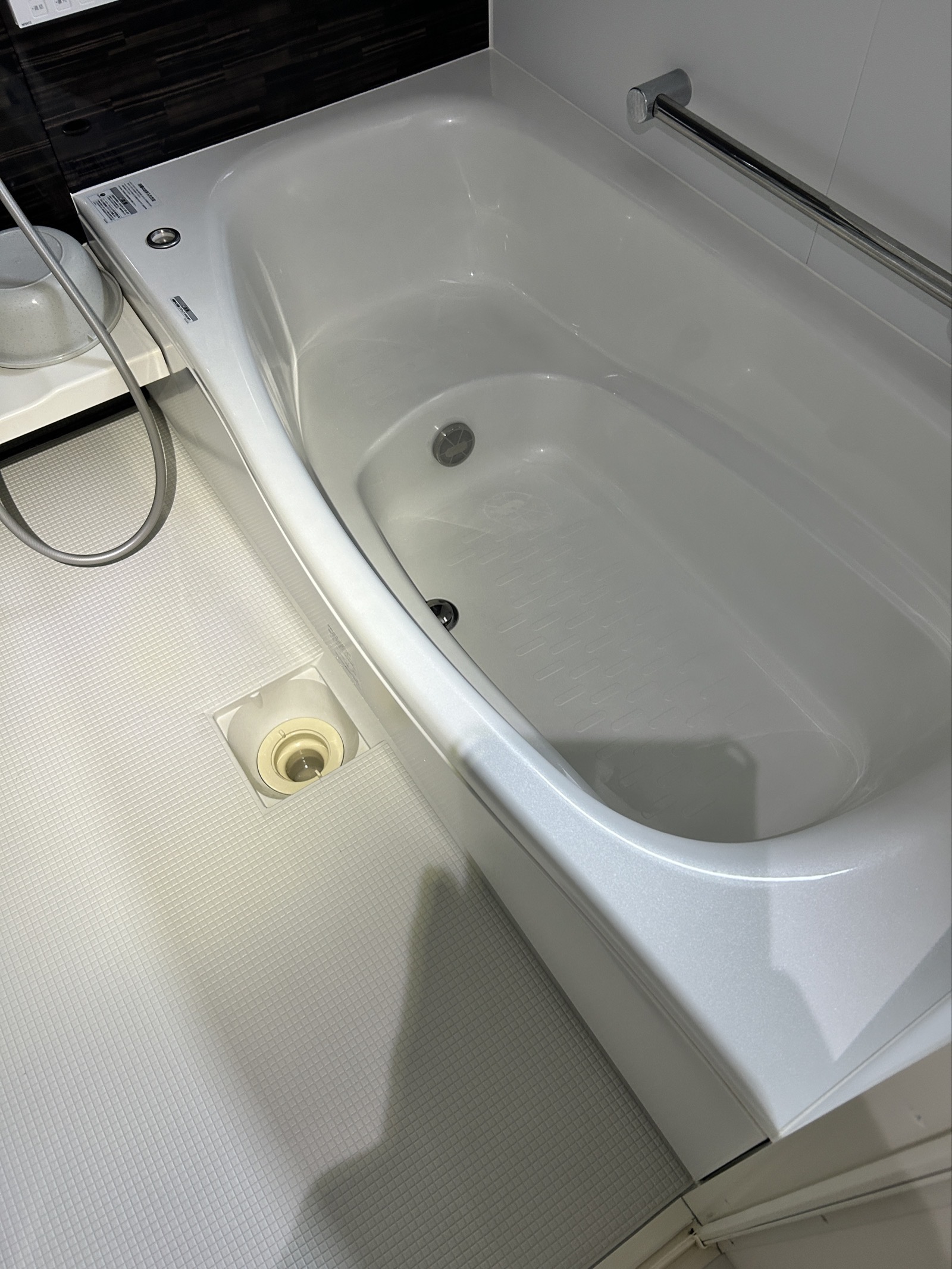浴室の床排水を確認。浴室もキッチン・トイレと同じ排水系統を共有しているため状態把握が必要