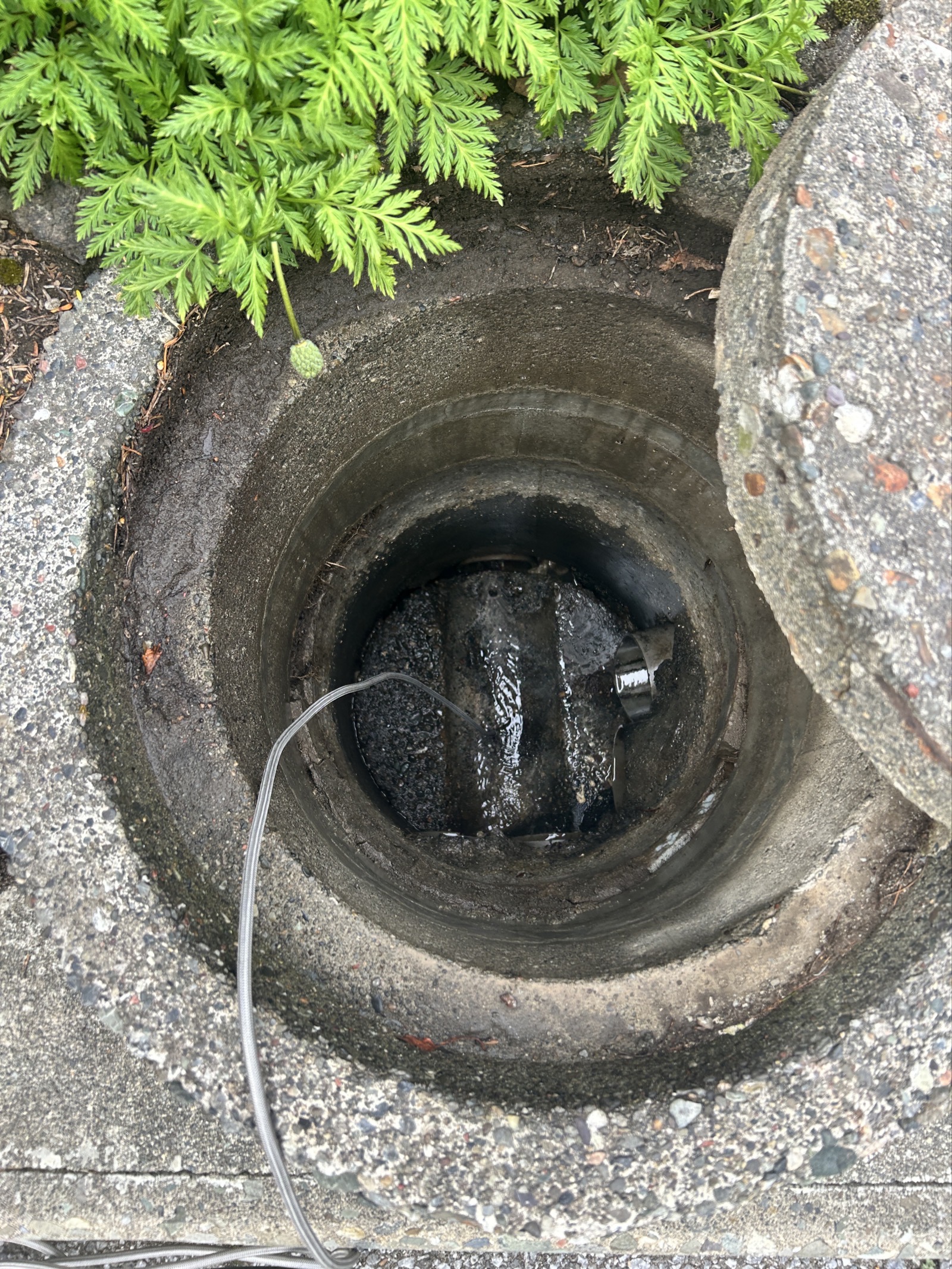 カメラ調査中：管内カメラを挿入し、隠れマスと管内の堆積状況を確認。高圧洗浄後の管内状態を映像で記録