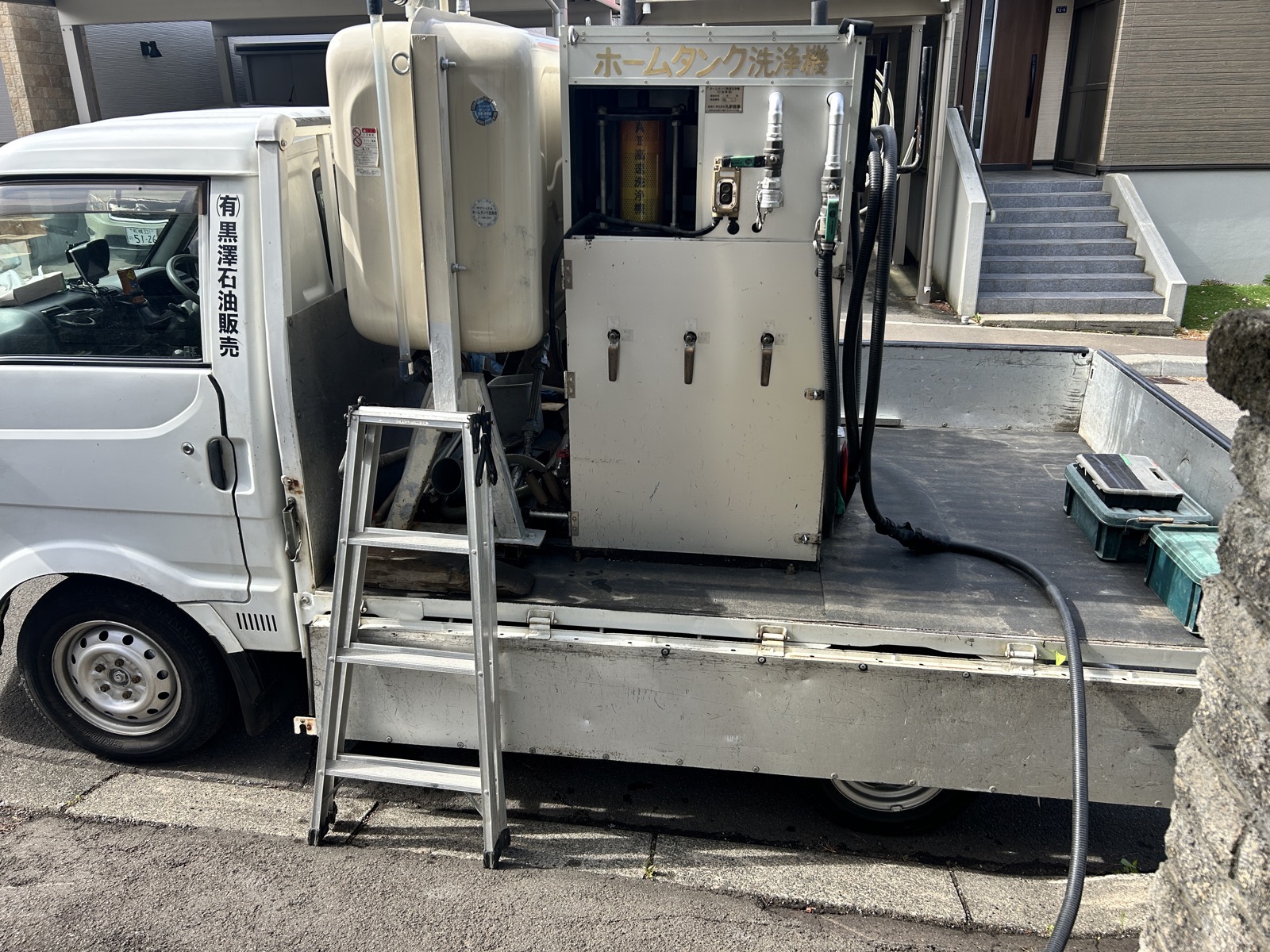 段取り：灯油タンクの一時撤去に使用したホームタンク洗浄車。専門業者との連携で作業エリアを確保