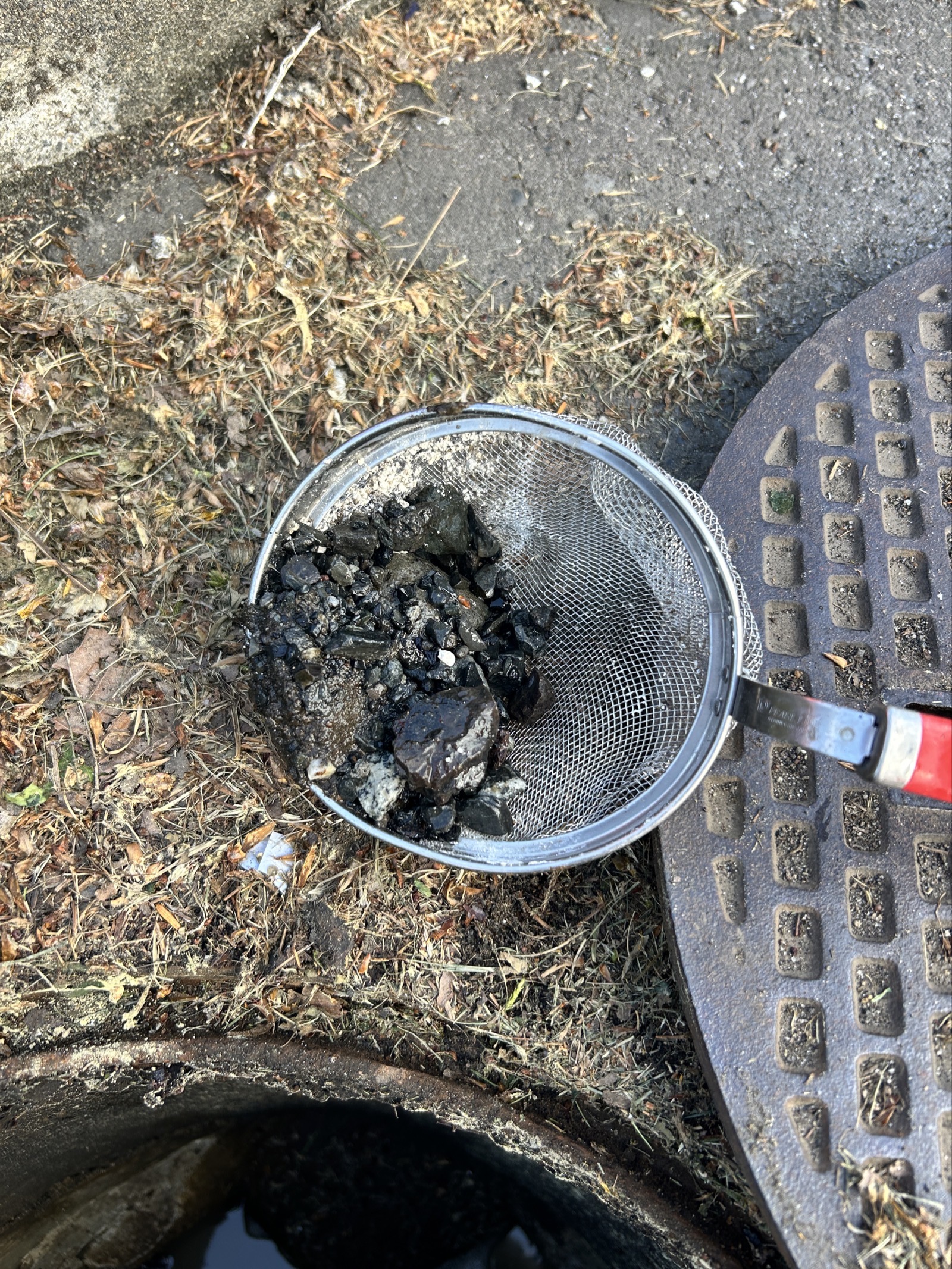 洗浄で排出された砕石の塊。管内に外部から侵入した砕石が大量に確認されました。この状態が2回連続で発生していました。