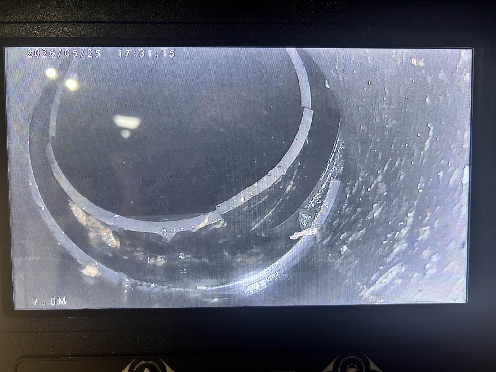 管内カメラ映像(7.0M地点)。管の継ぎ目部分に明らかな破断が確認できます。砕石侵入の原因となっていた箇所です。