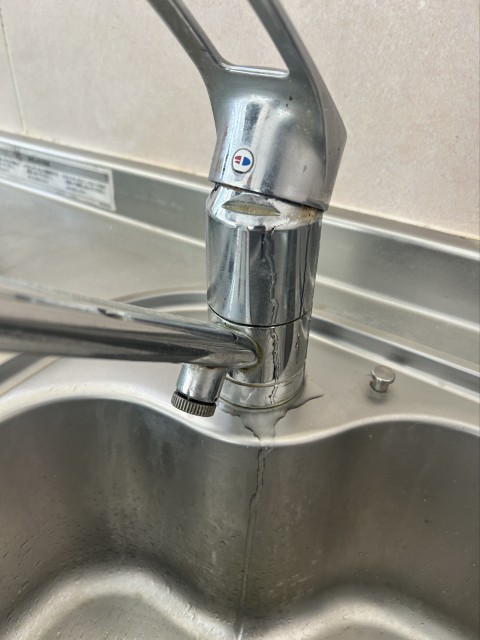 キッチンの混合栓に亀裂が入り、水が垂れている状態（交換前）