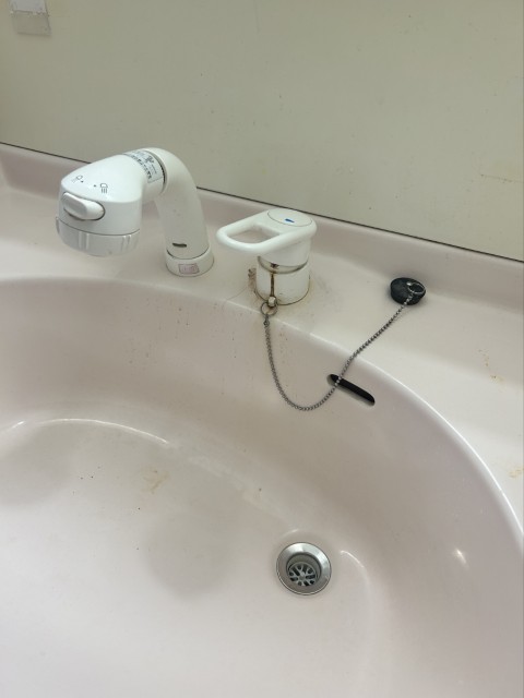洗面台の混合栓。見た目には異常がわかりにくいが内部で損傷していた（交換前）