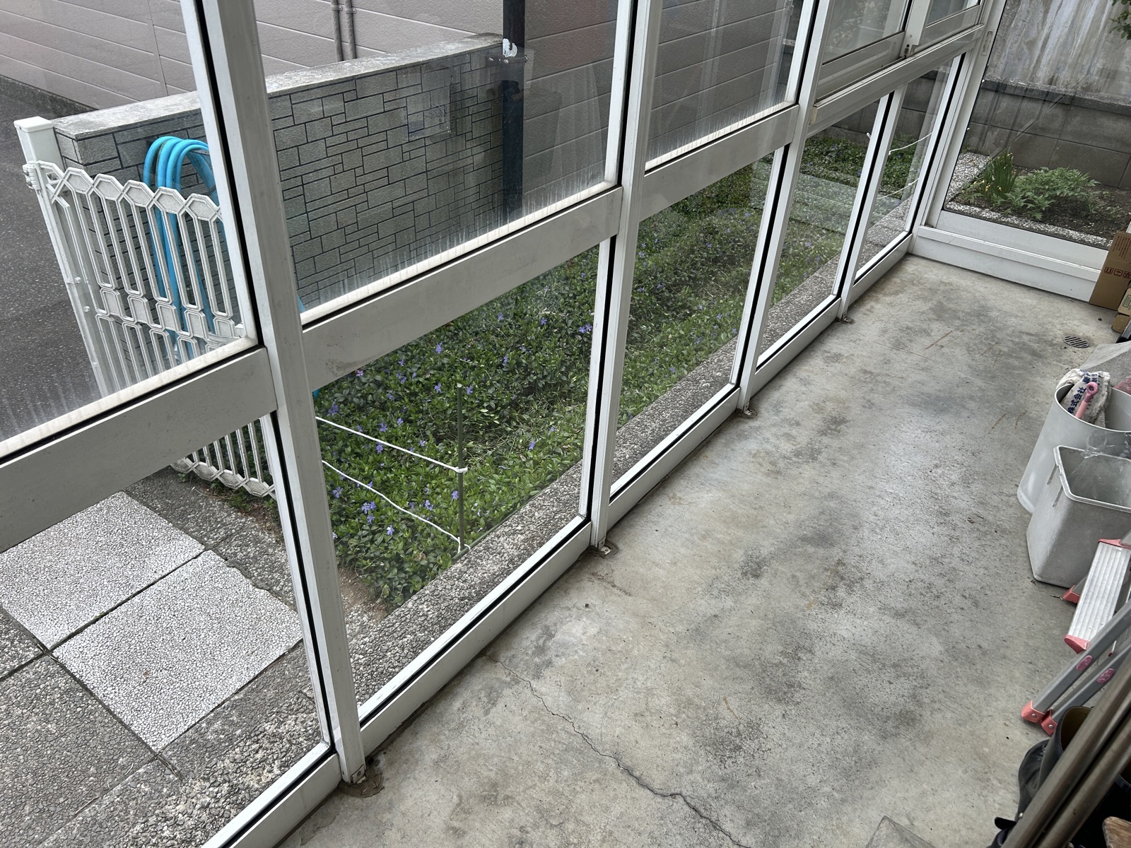 施工後：内側から見た仕上がり。採光性はガラスと同等
