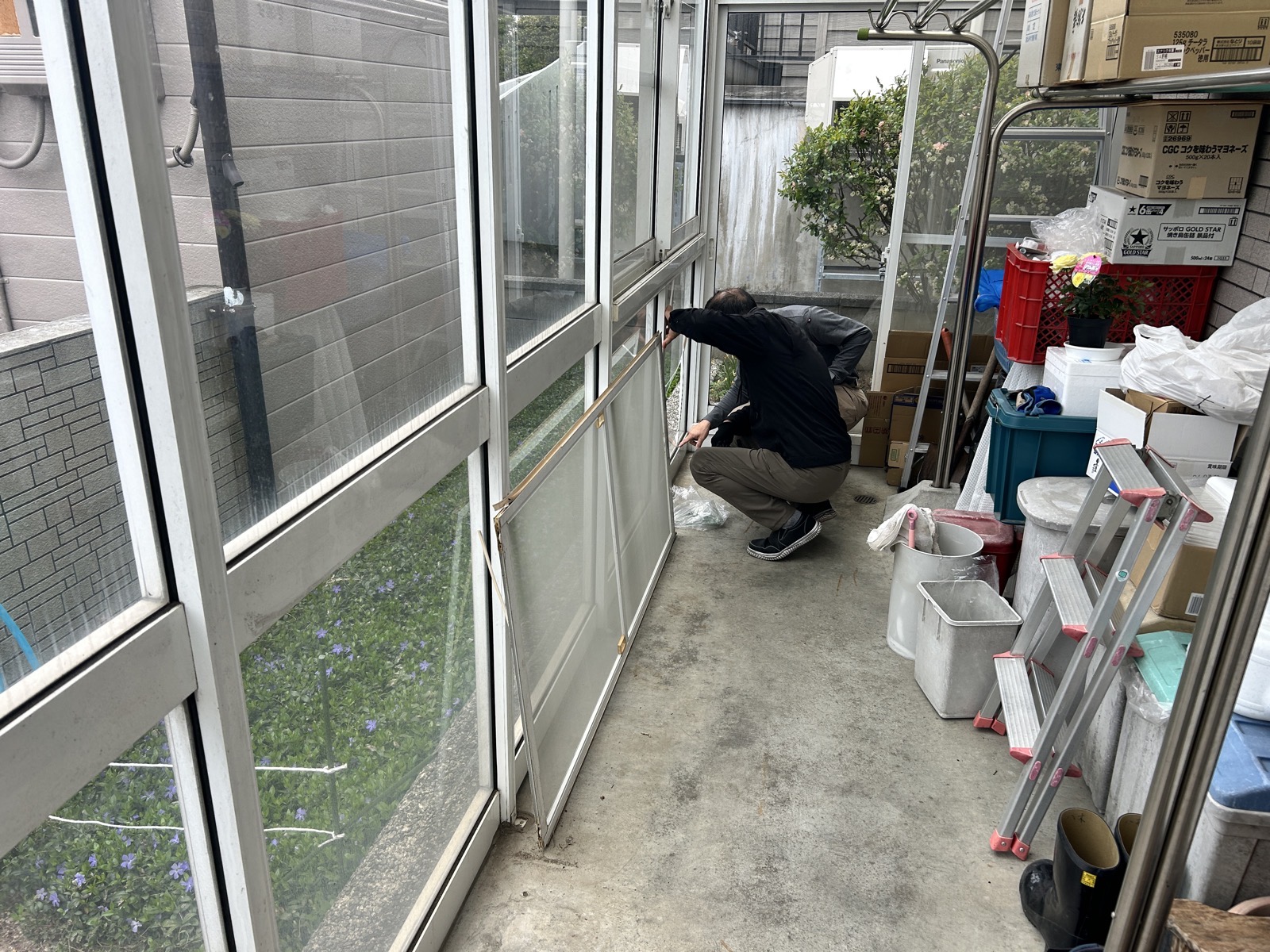 作業中：職人が内側からサッシの状態を確認している場面