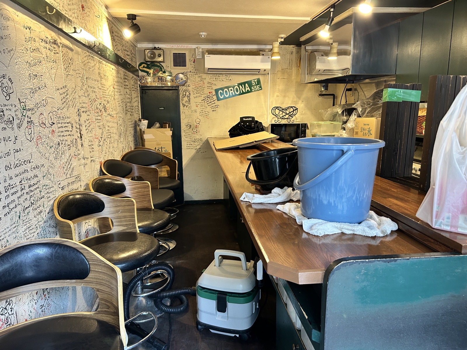 清掃前の店内。カウンターやイス周りに年季の蓄積が見られる状態。