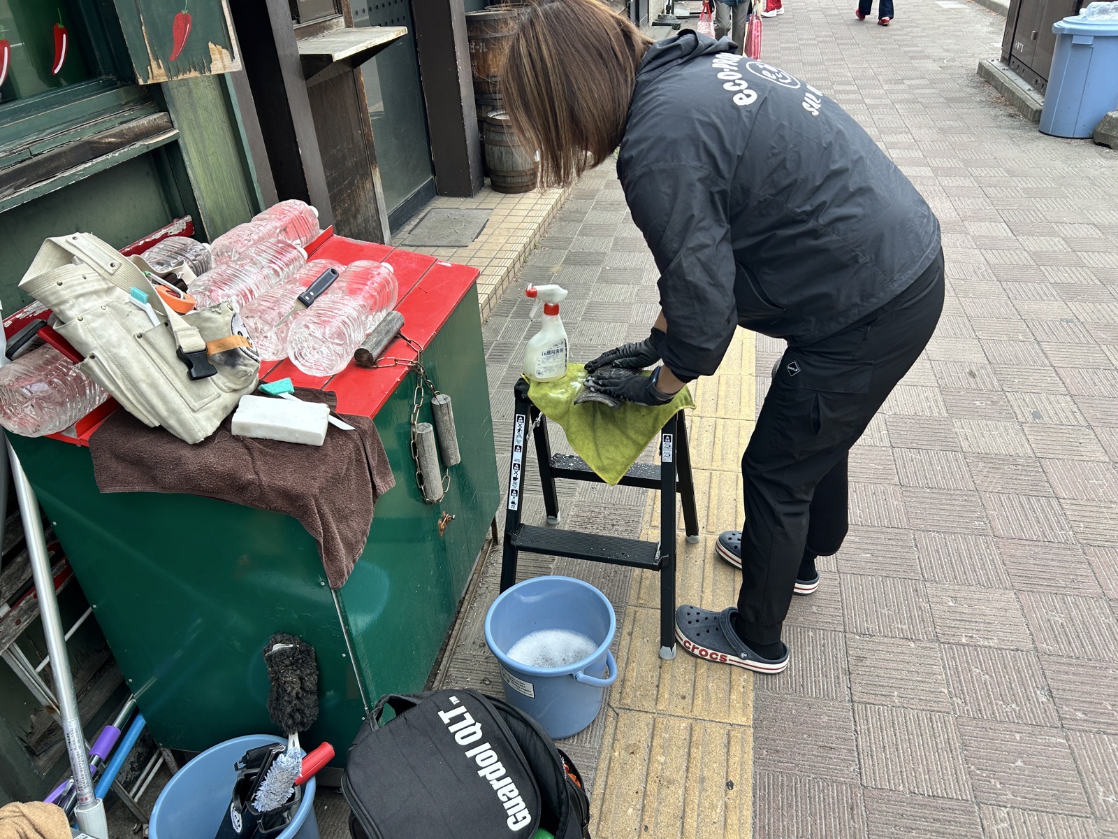 店外での什器洗浄の様子。部品ごとに分解しスプレー洗剤とタオルで丁寧に対応。