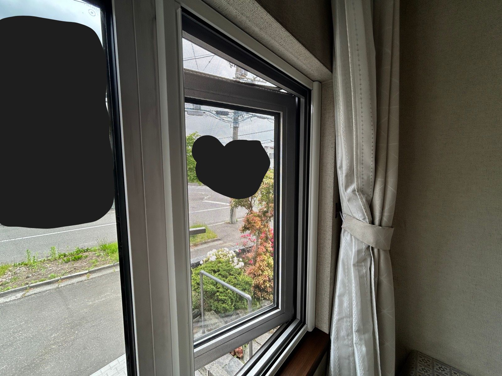 交換後の横引きスライド網戸。枠との納まりもきれいに仕上がっています（作業後）