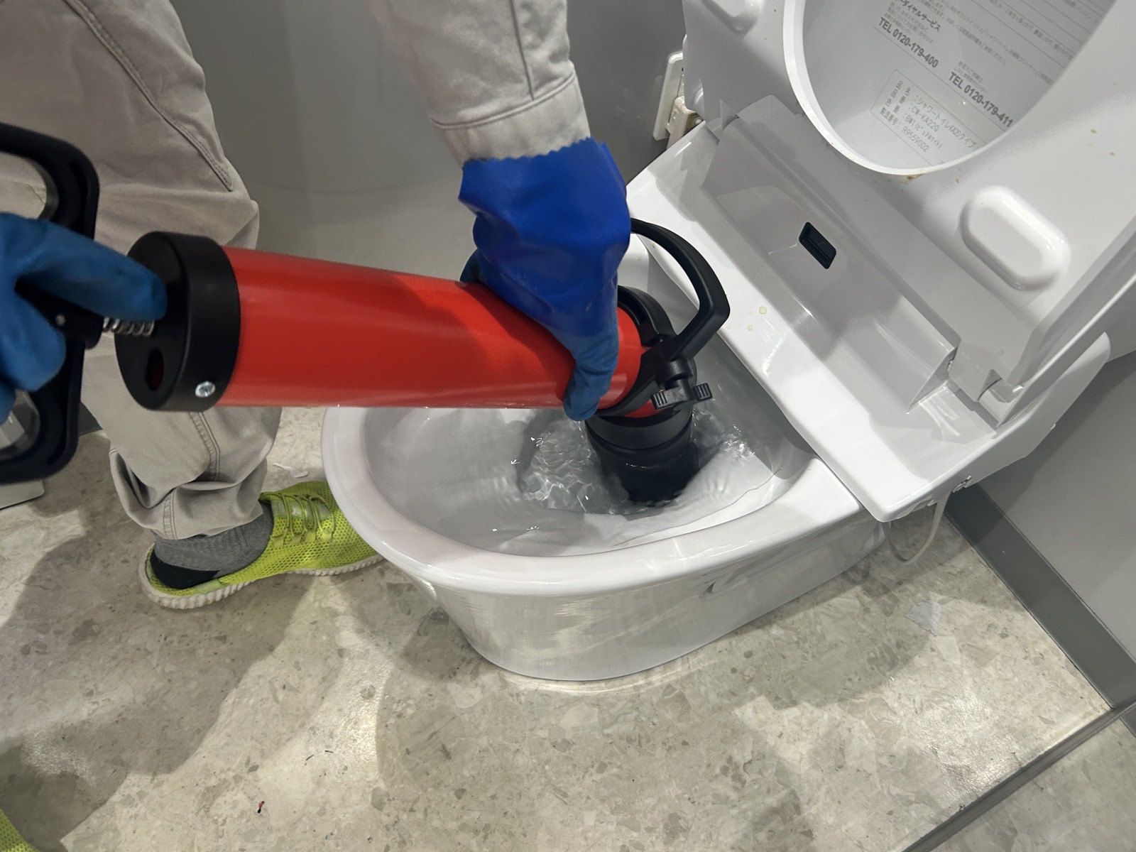 ローポンプによる加圧作業。瞬間的な圧力で詰まりを解消