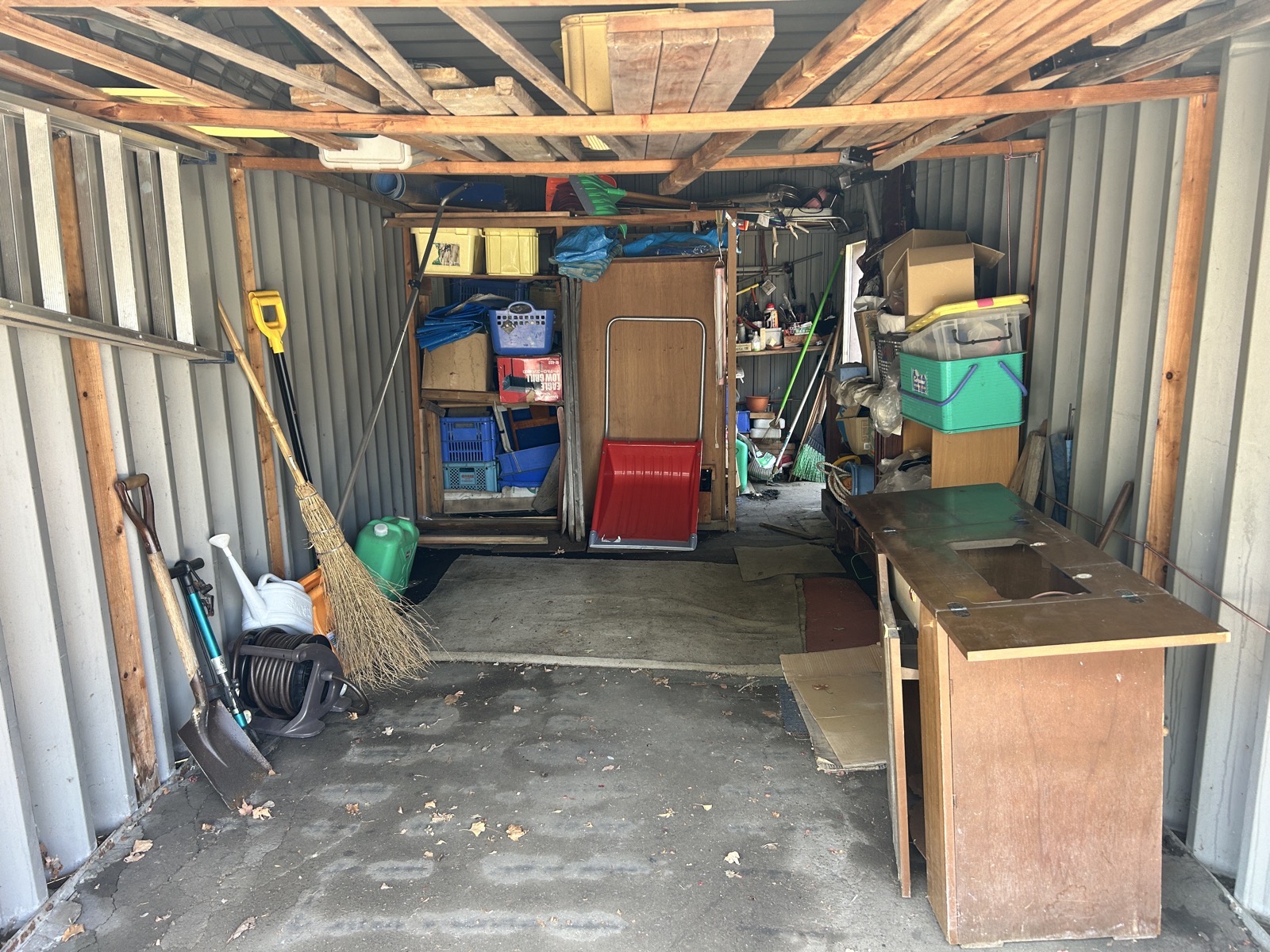 搬出完了後の車庫全景。壁面と床が見えるまですっきり片付いた状態