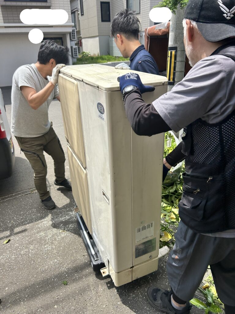 2台の大型室外機を搬出処分へ