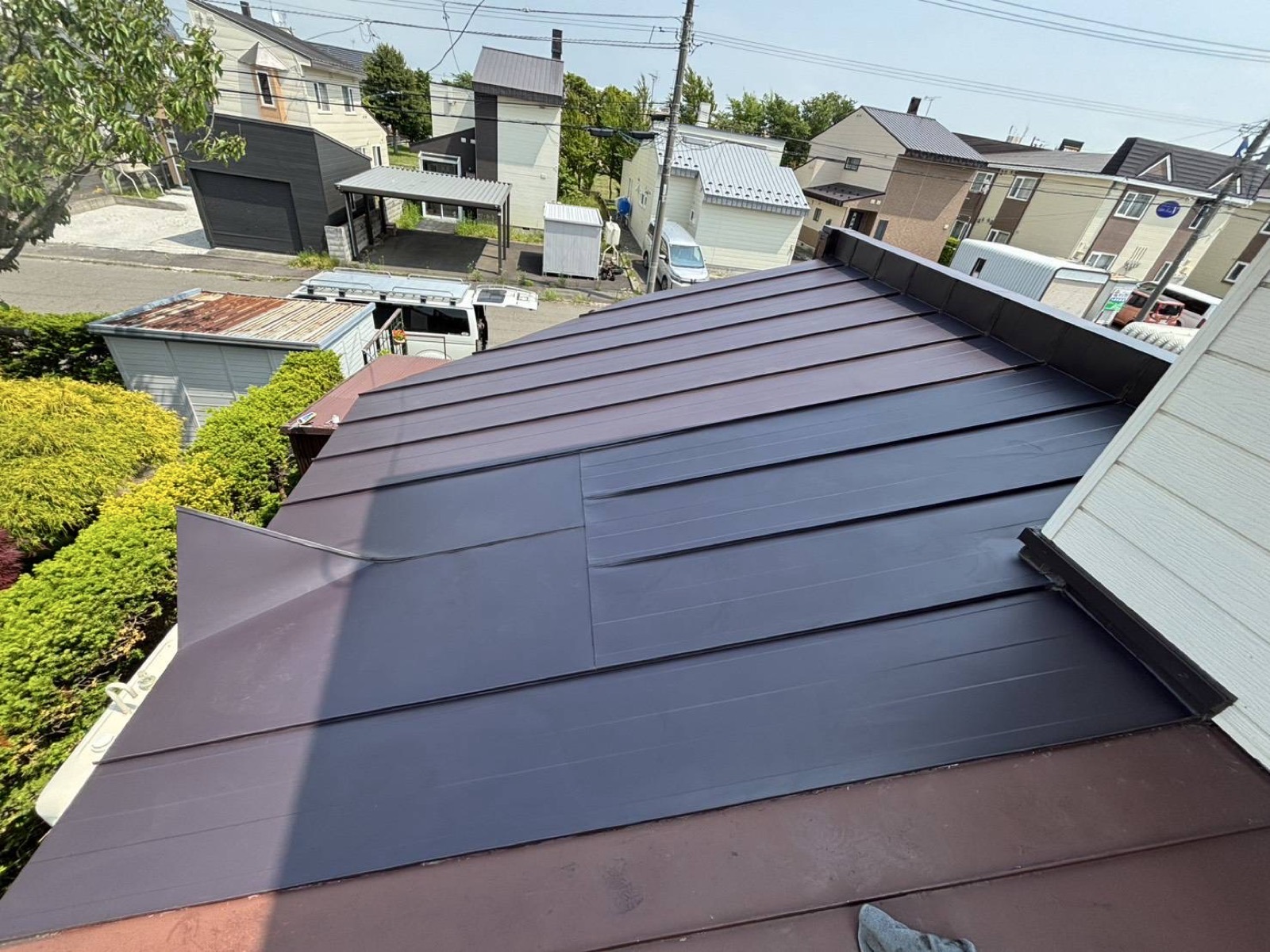 雨漏り修繕工事前の既存屋根材の状態。表面の劣化が進んでいる