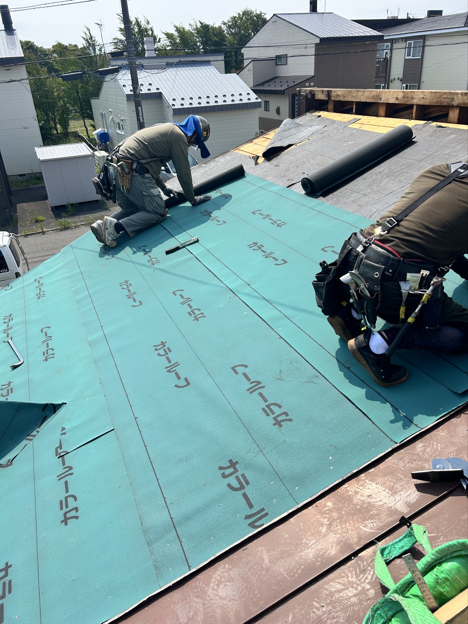 新しい板金材の位置合わせと取り付け作業の様子