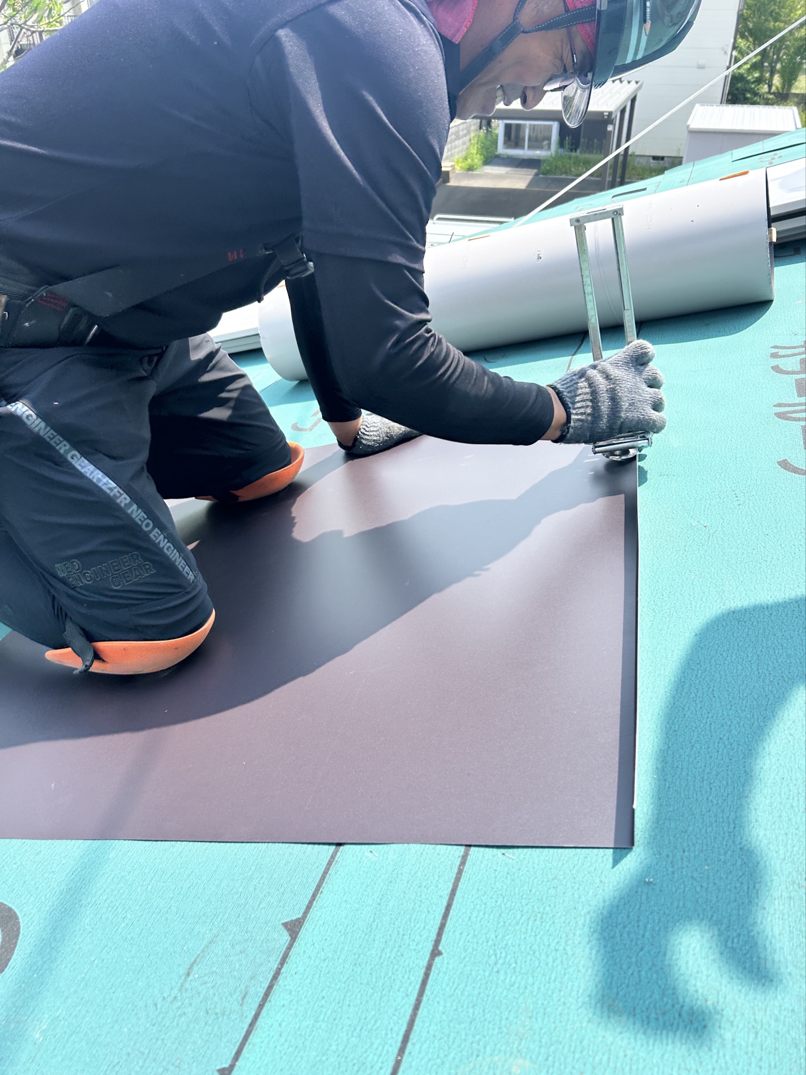 防水シートと板金の施工が進む屋根全体の状況