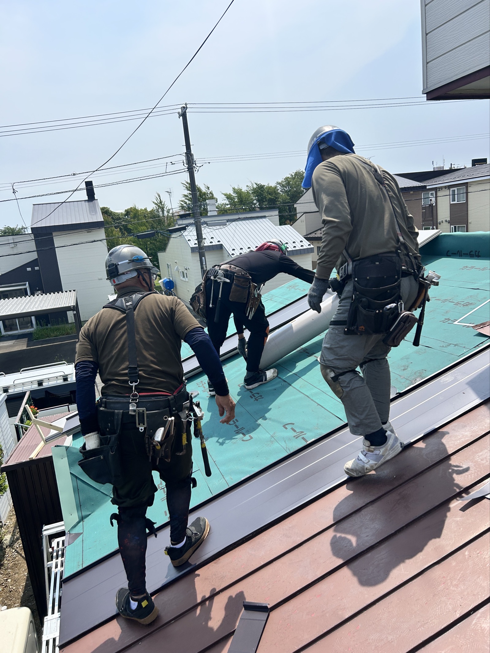 施工完了後の屋根仕上がり。新しい板金が均一に並んでいる