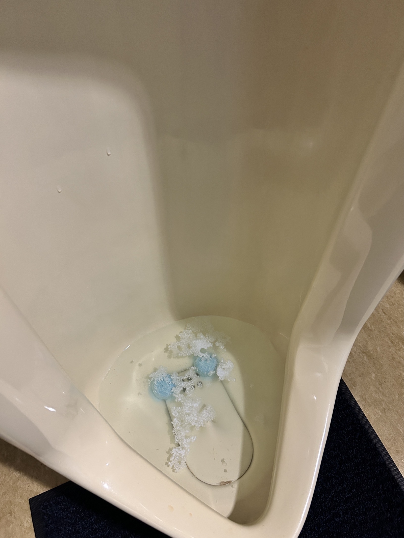 施工前:小便器の排水口にスケールが付着。屋内全体の排水が止まっている状態