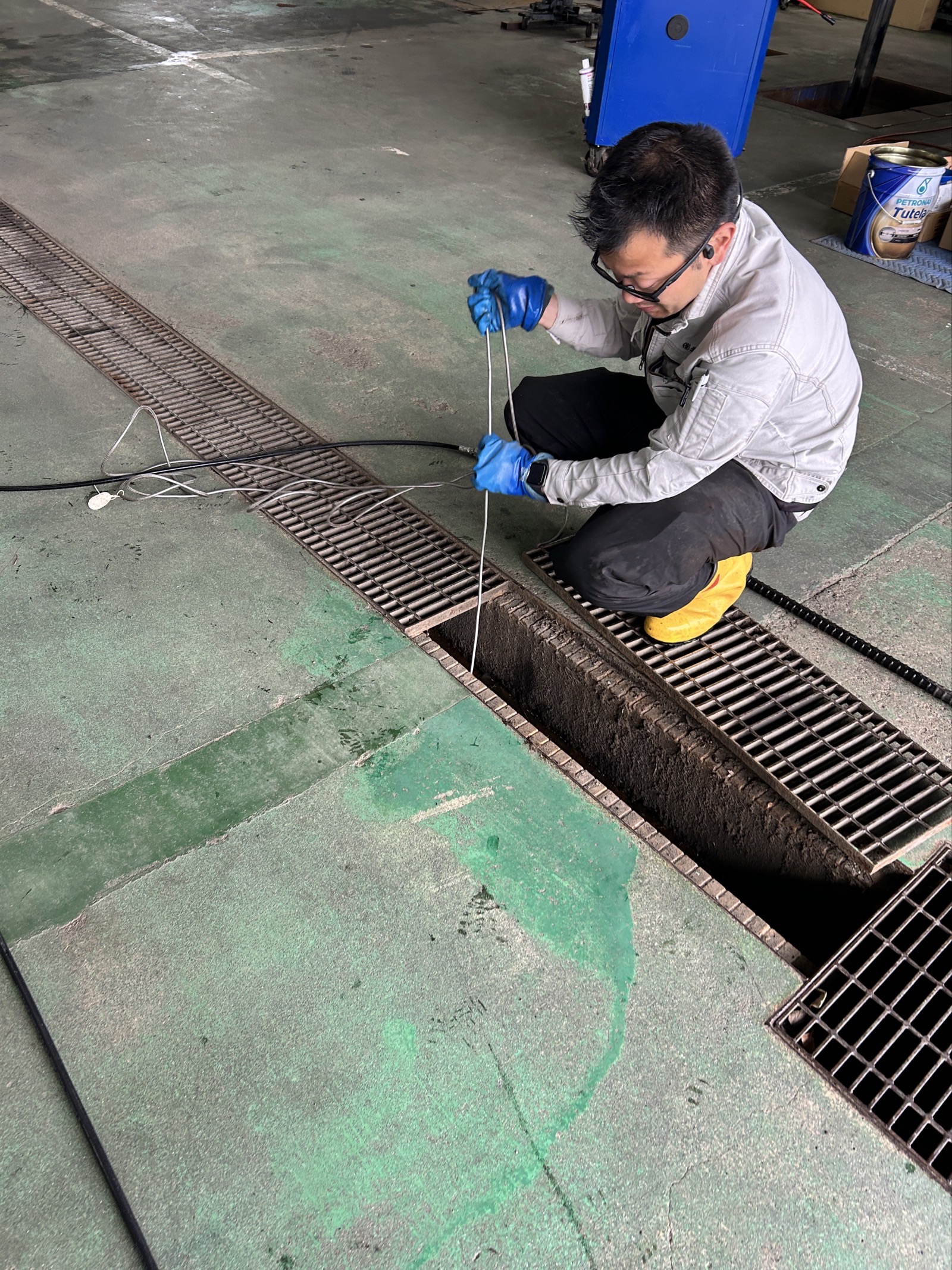 別現場の施工参考:グレーチング溝の管内をフレックスシャフトで清掃する様子