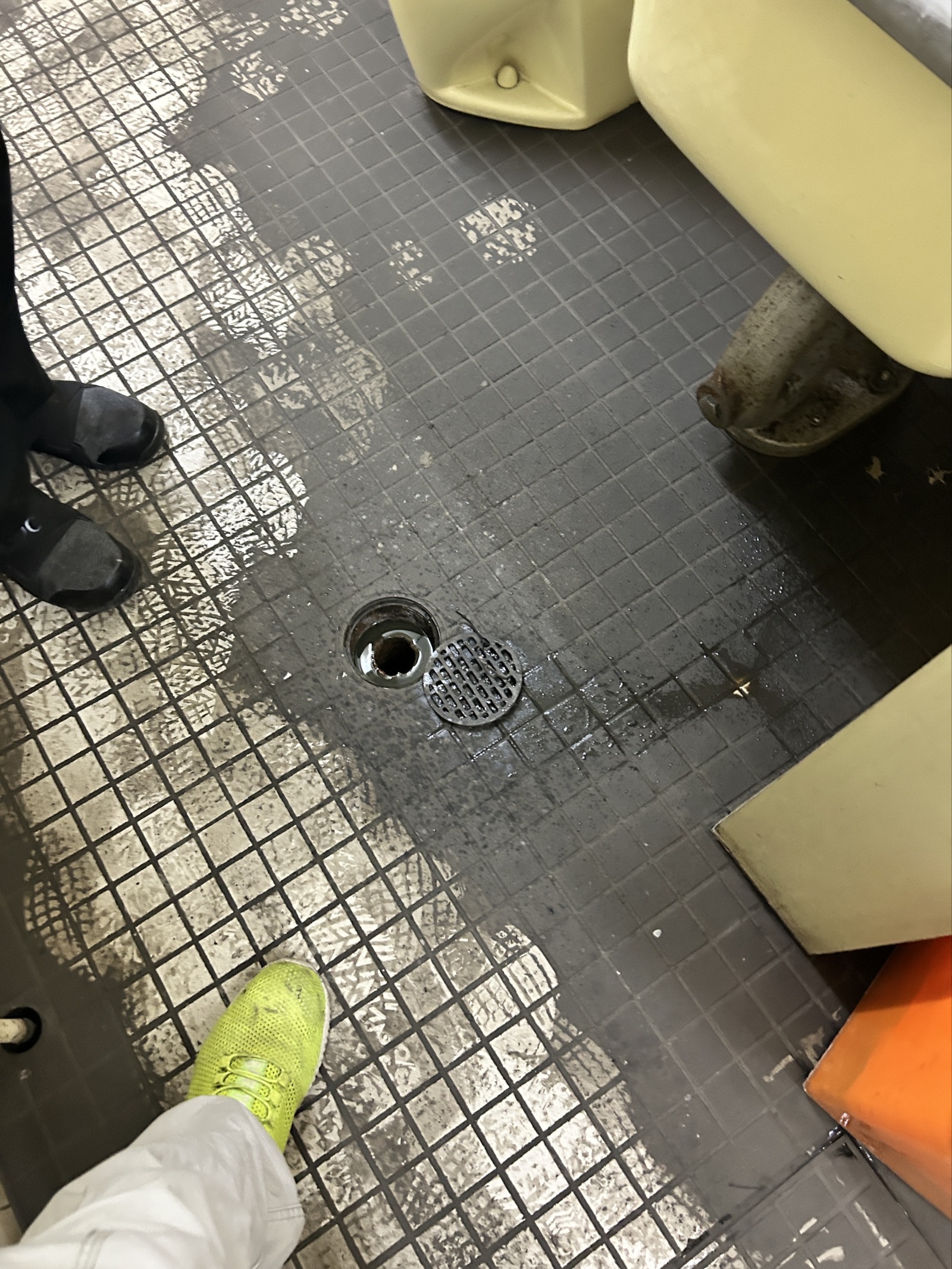 施工前:屋外の床排水口。グレーチングを外すと排水が滞留しているのが確認できる