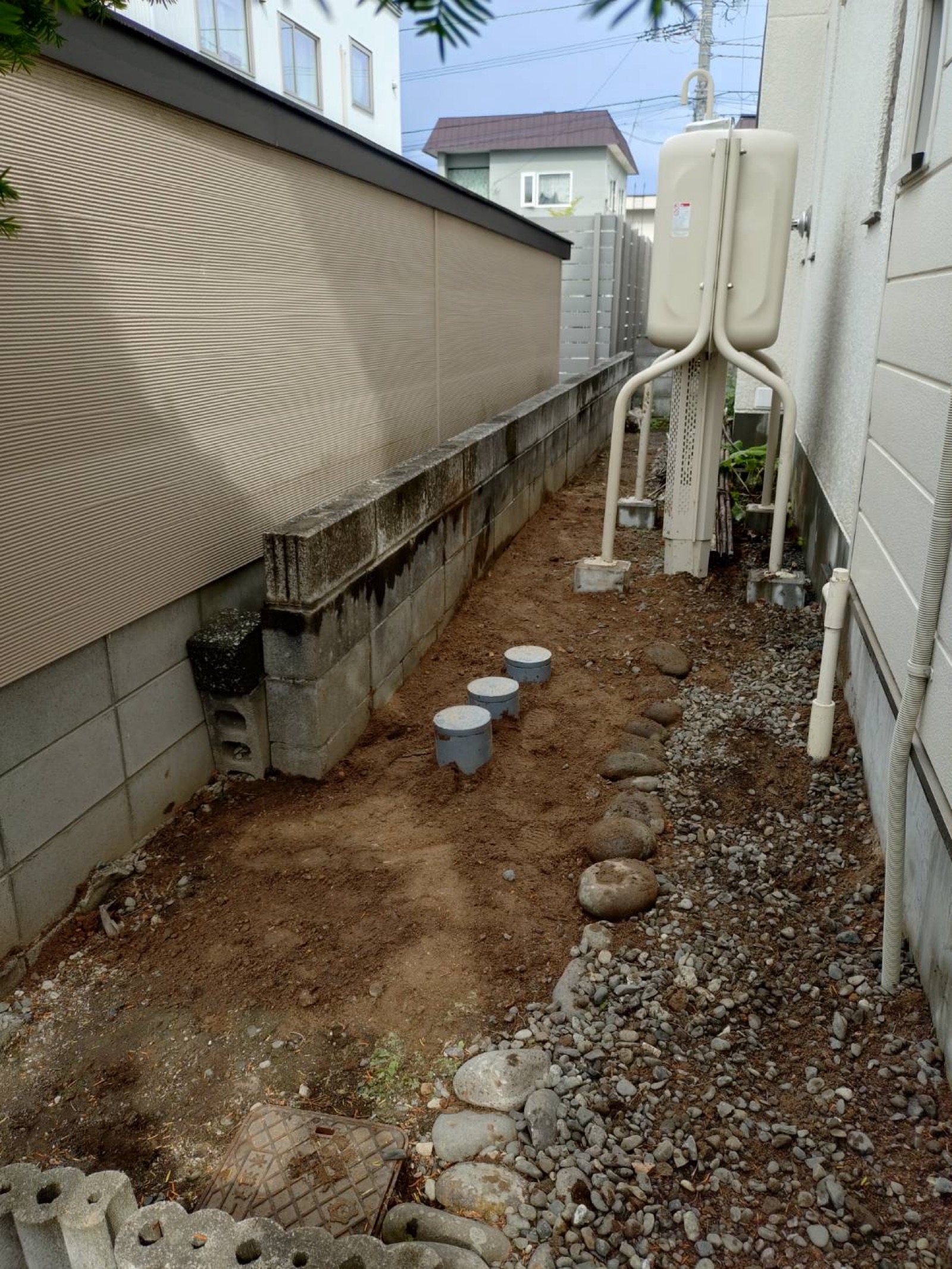 掘削中に露出した配管の取り合い状況。コンクリートマスと塩ビ配管の継ぎ目に複数の隙間が確認でき、土砂流入の形跡も見られた