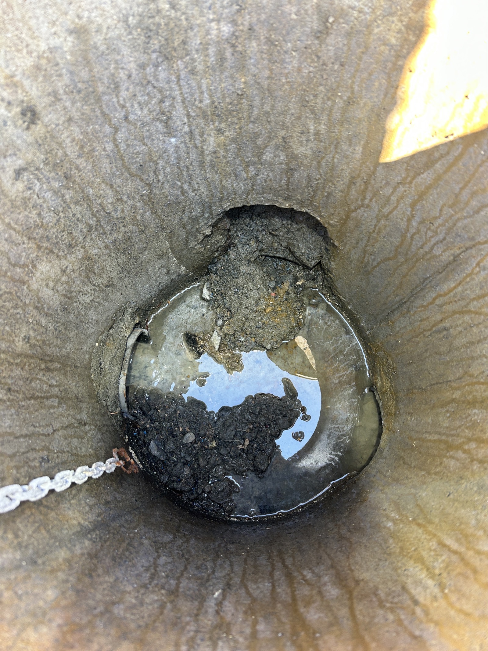 管内部から見た破断・閉塞状態——土砂と水が混じり流下能力がほぼ失われている