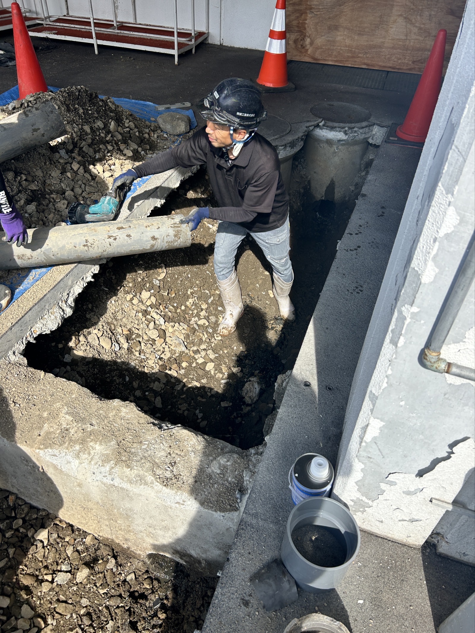 ミニショベルでの掘削作業——ゴルフ場施設前の敷地での施工