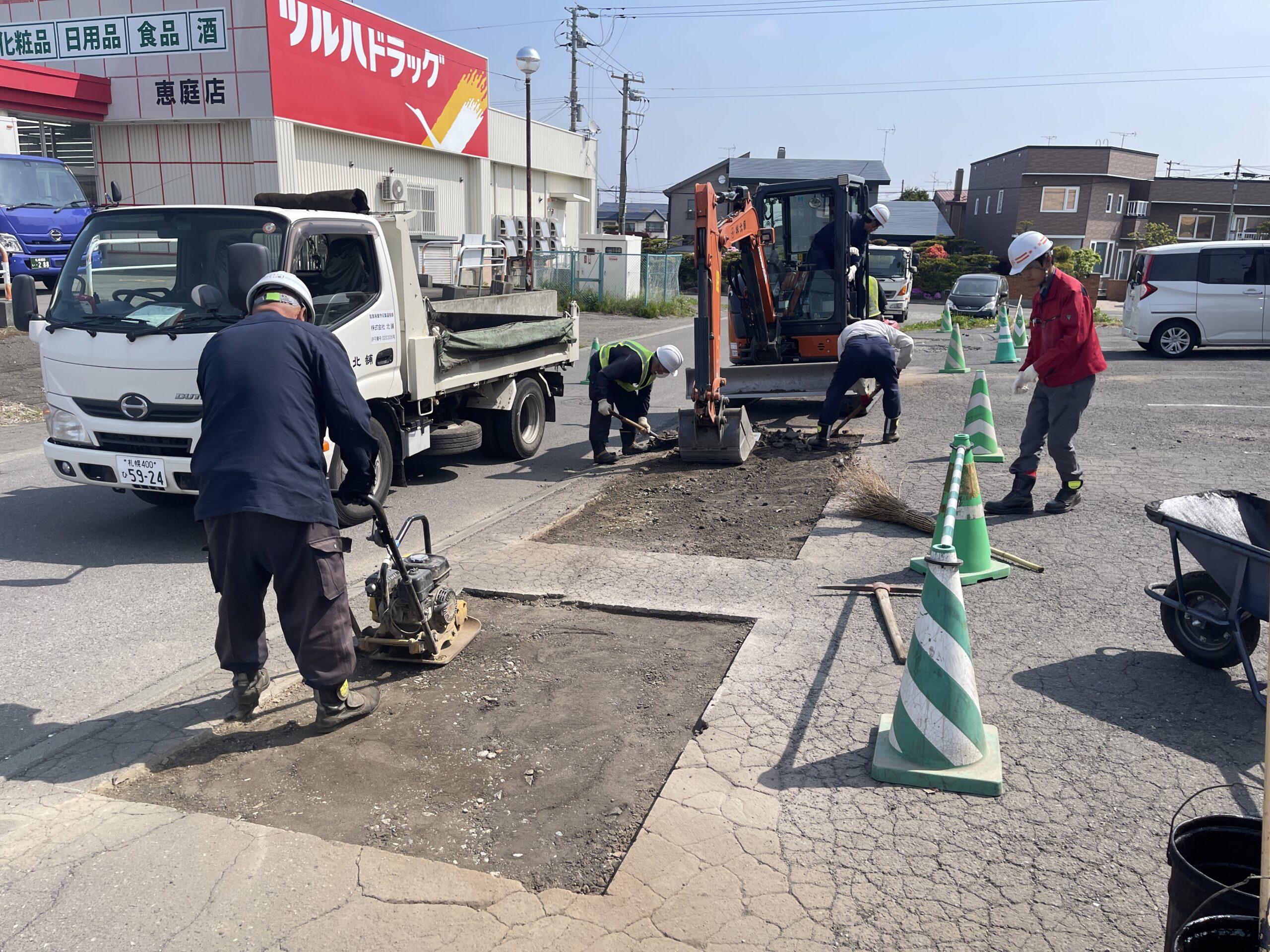 恵庭市の店舗駐車場で複数区画のアスファルト補修を同時進行している現場全景
