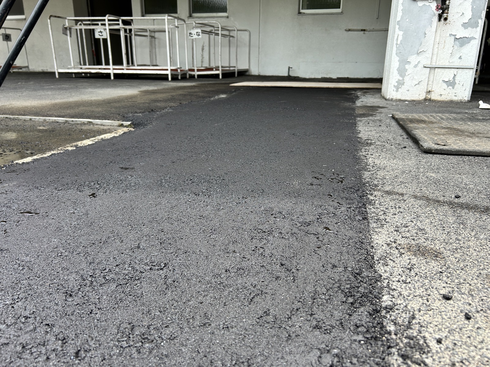 転圧完了後の舗装面と既設舗装とのつなぎ目。新旧舗装が平坦につながった仕上がり