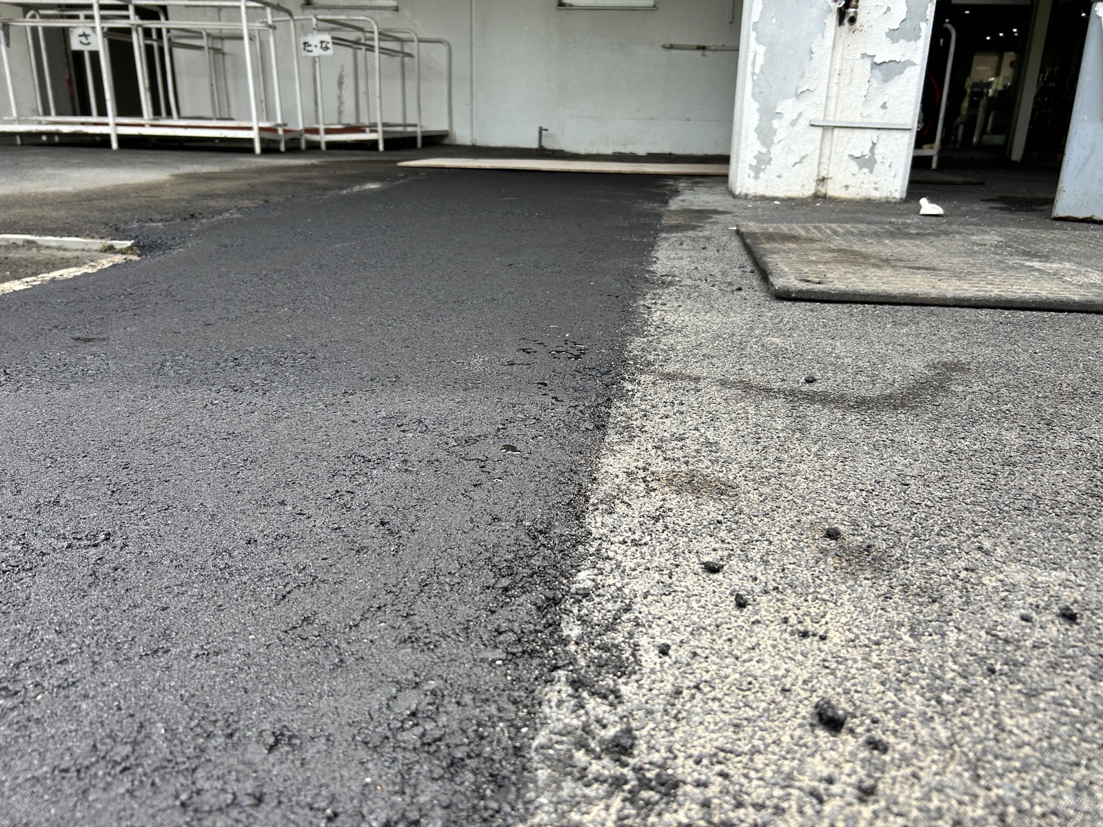 転圧後の路面全体の仕上がり状態。既設舗装と段差なく復旧されたアスファルト面