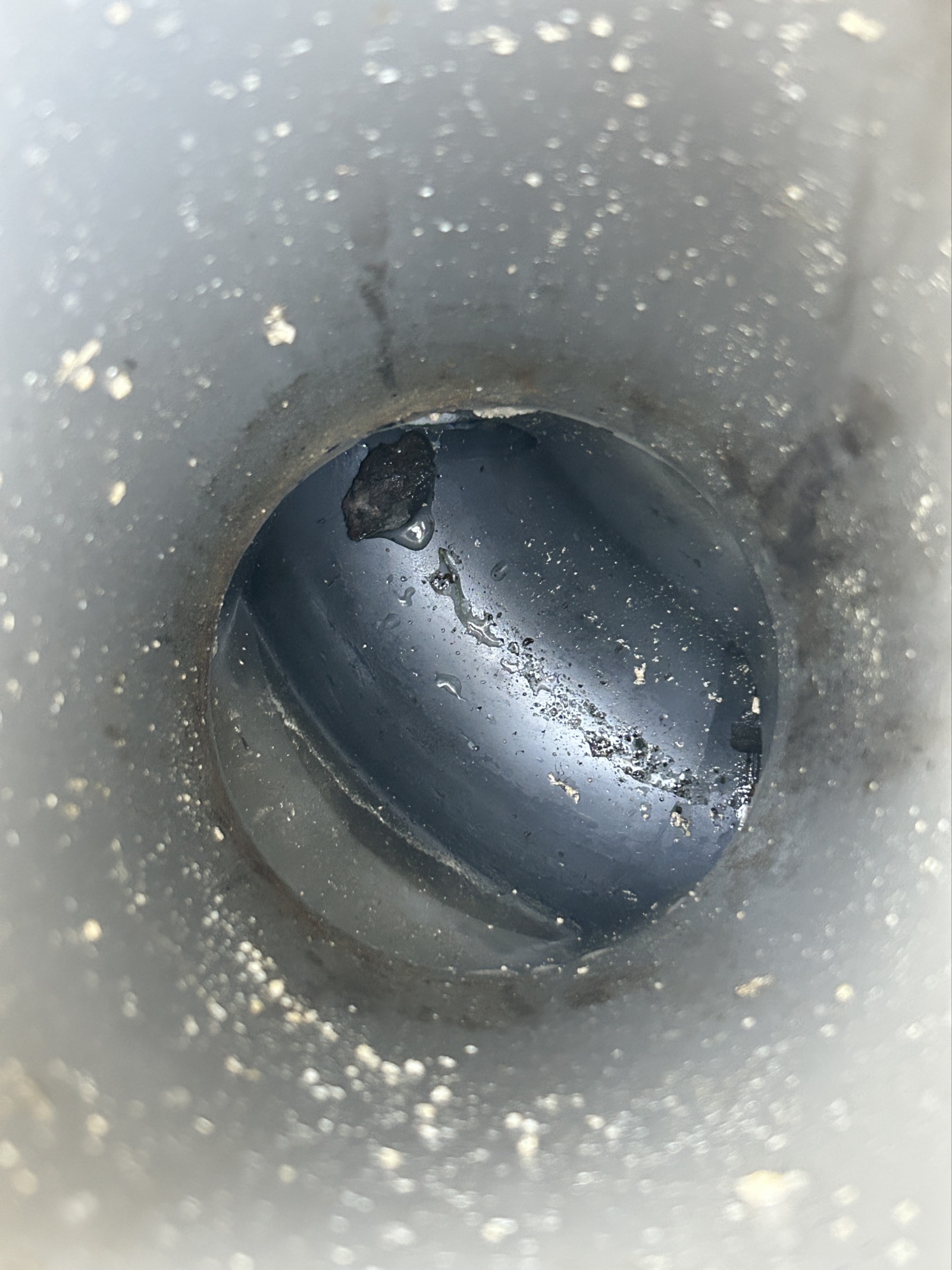 高圧洗浄後の排水管内部。油脂の付着が除去され管内面が回復している様子