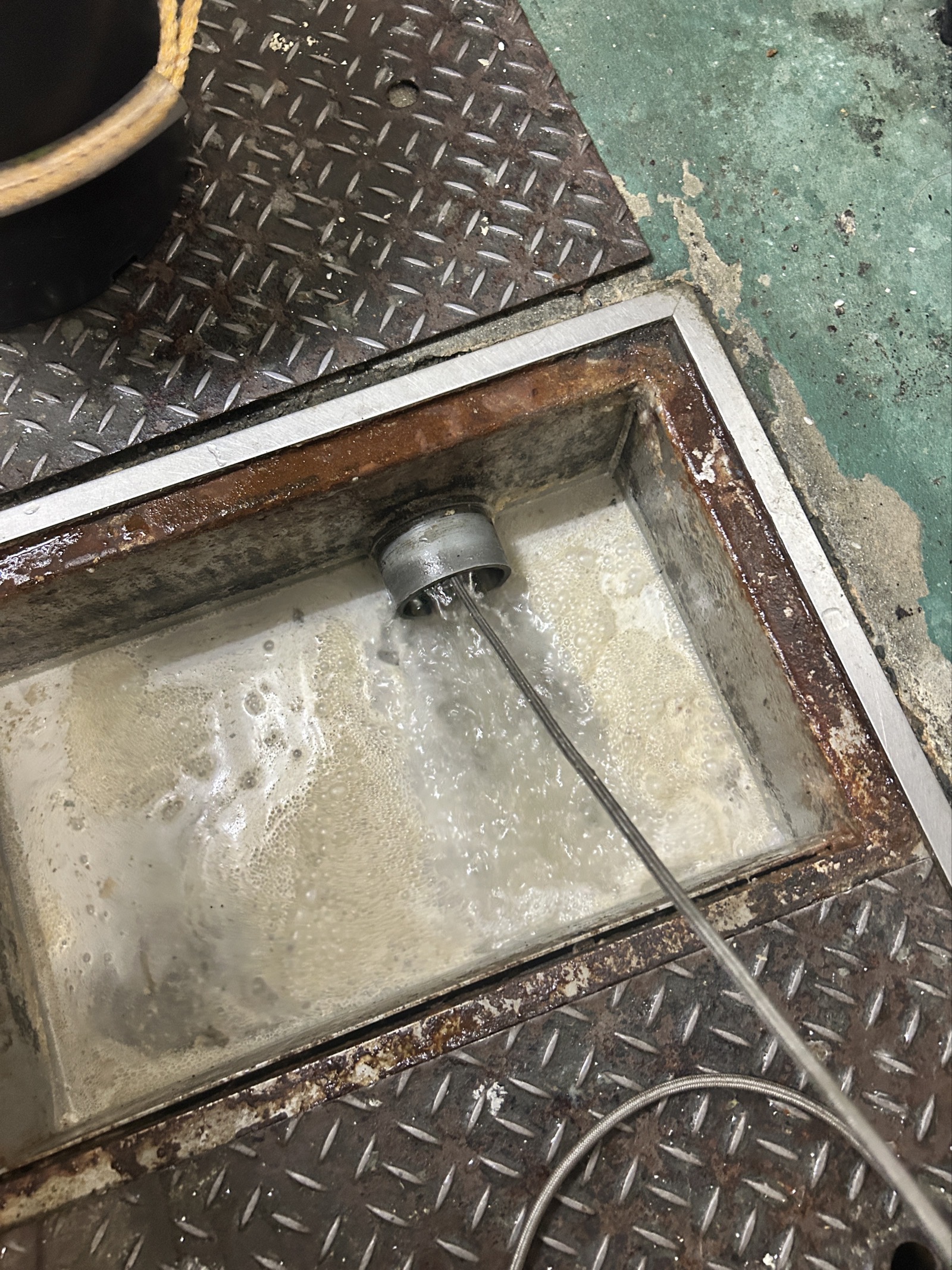 洗浄後、マス内に水が勢いよく流れ込み排水の回復が確認できた状態