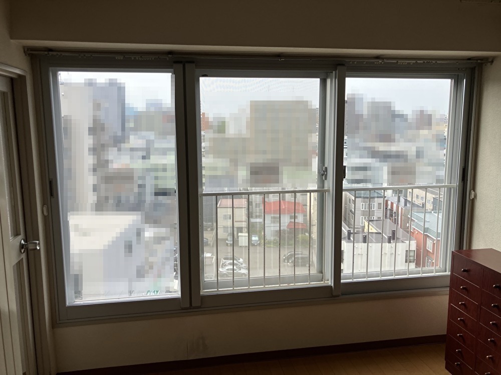 マンションの大窓にLIXILインプラスの内窓を設置し終えた完成後の様子