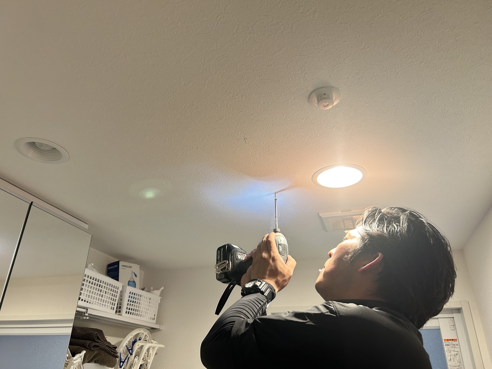 マキタ18Vインパクトドライバーで天井下地にビスを打ち込む様子