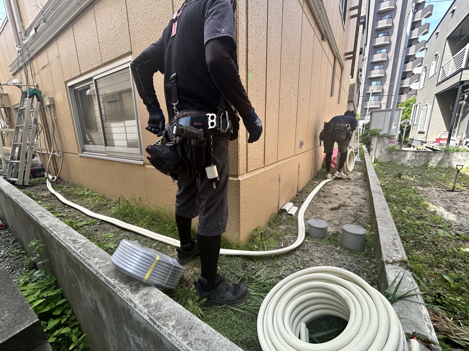搬出作業:ホースを展開し、ポンプダウンの準備を進める