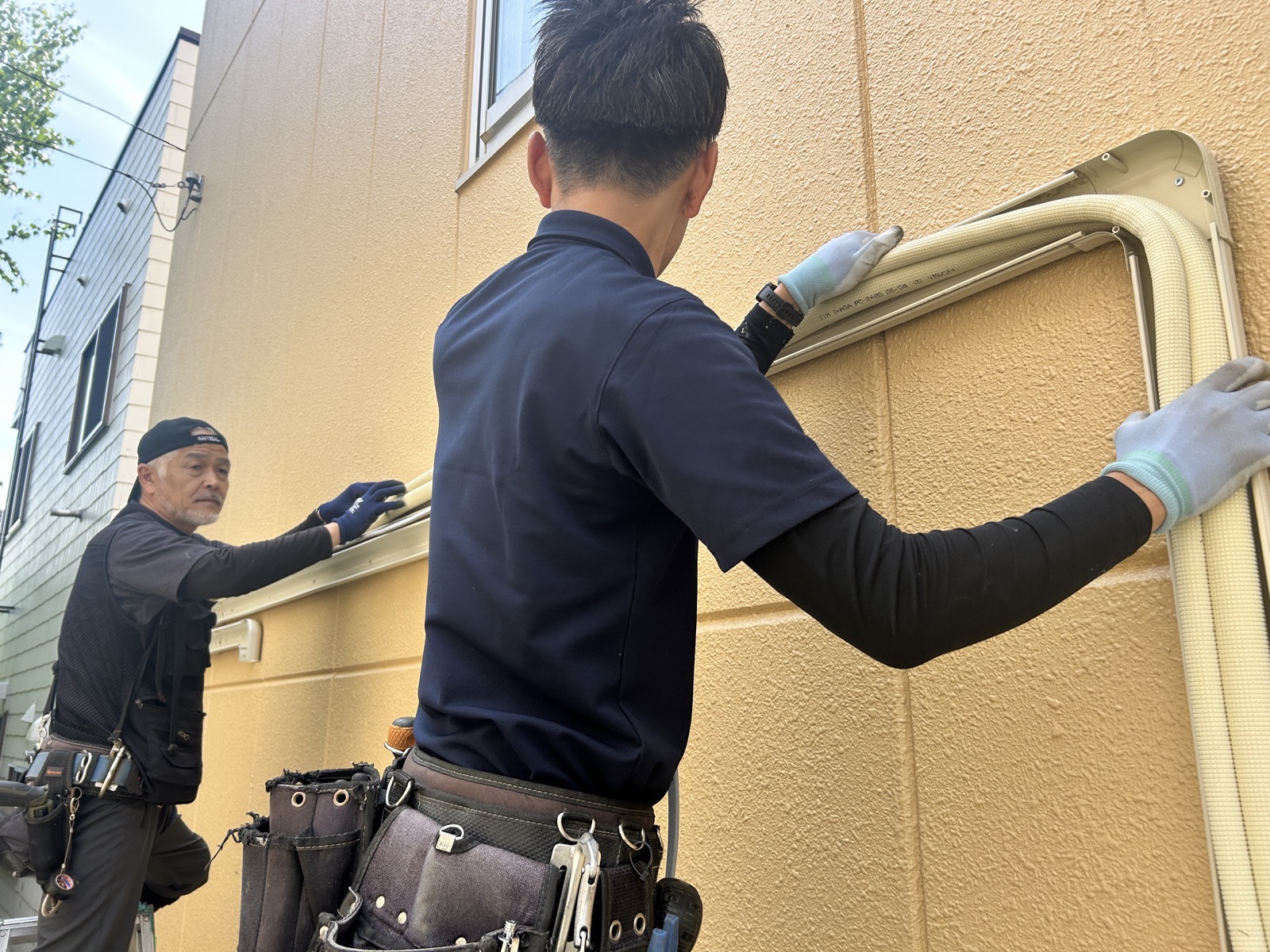 配管の化粧カバー取り外し:2名体制で慎重に作業を進める