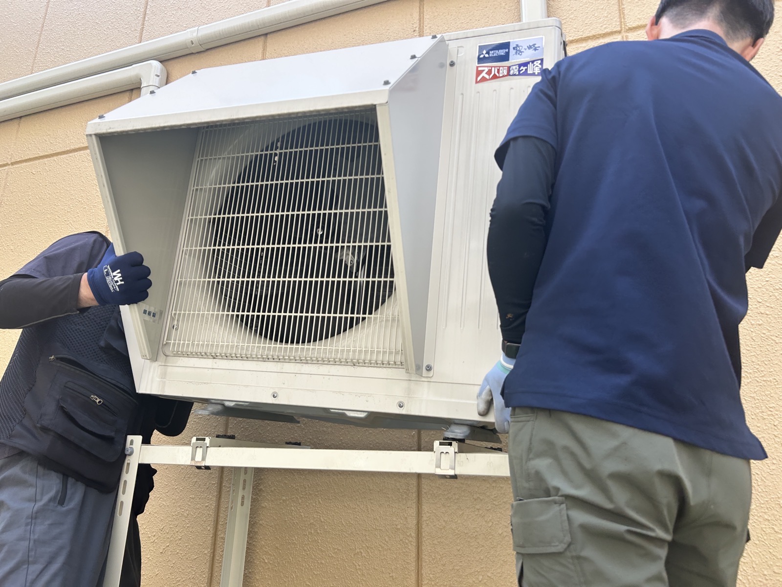 架台からの室外機撤去:重量のある機器を安全に降ろす場面