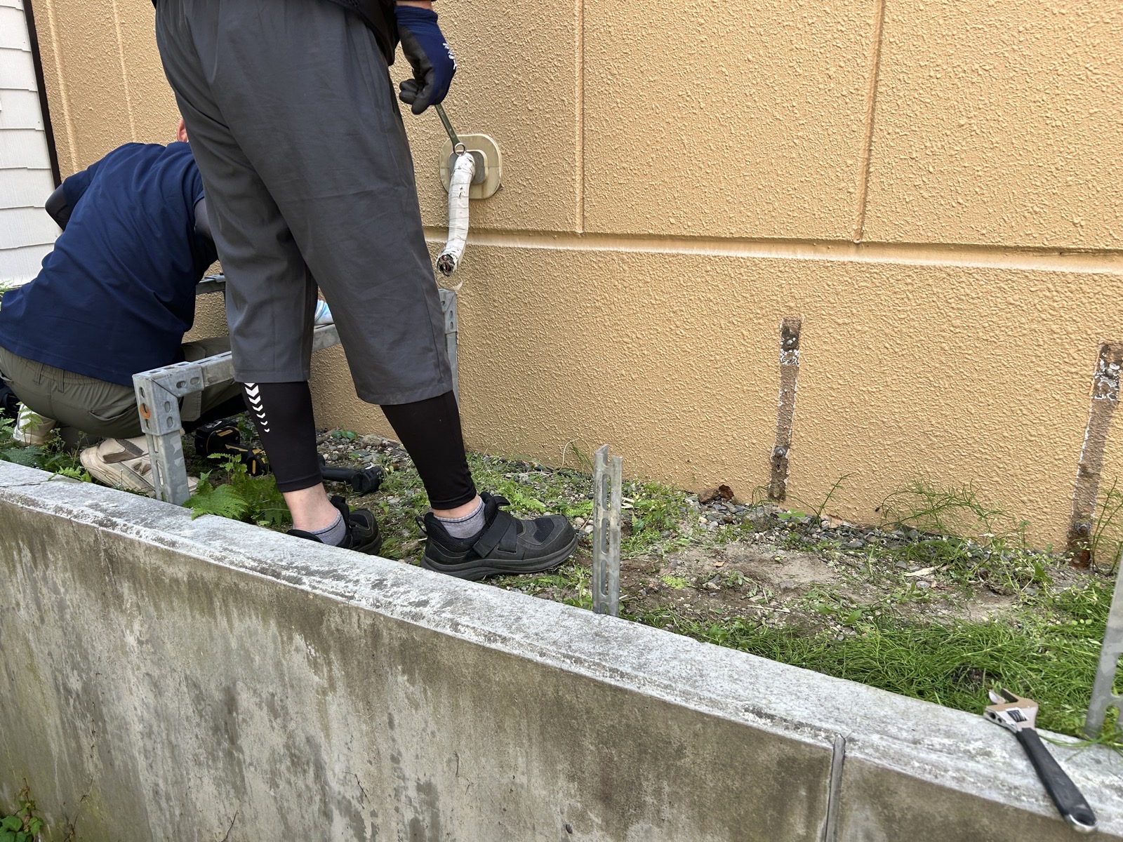 室外機を架台から降ろし、搬出経路への移動を開始。配管類の切り離しと搬出ルートの確保を同時進行