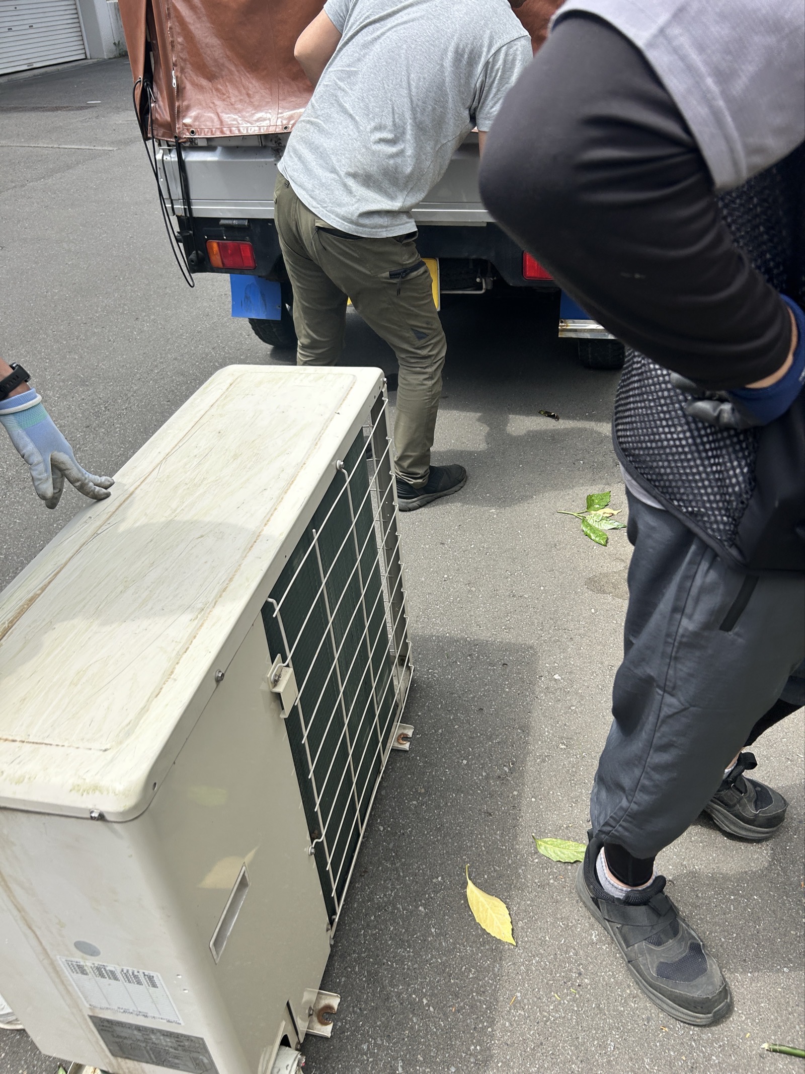 3名体制での運搬車への積み込み作業。重量と重心を確認しながら慎重に積み込む