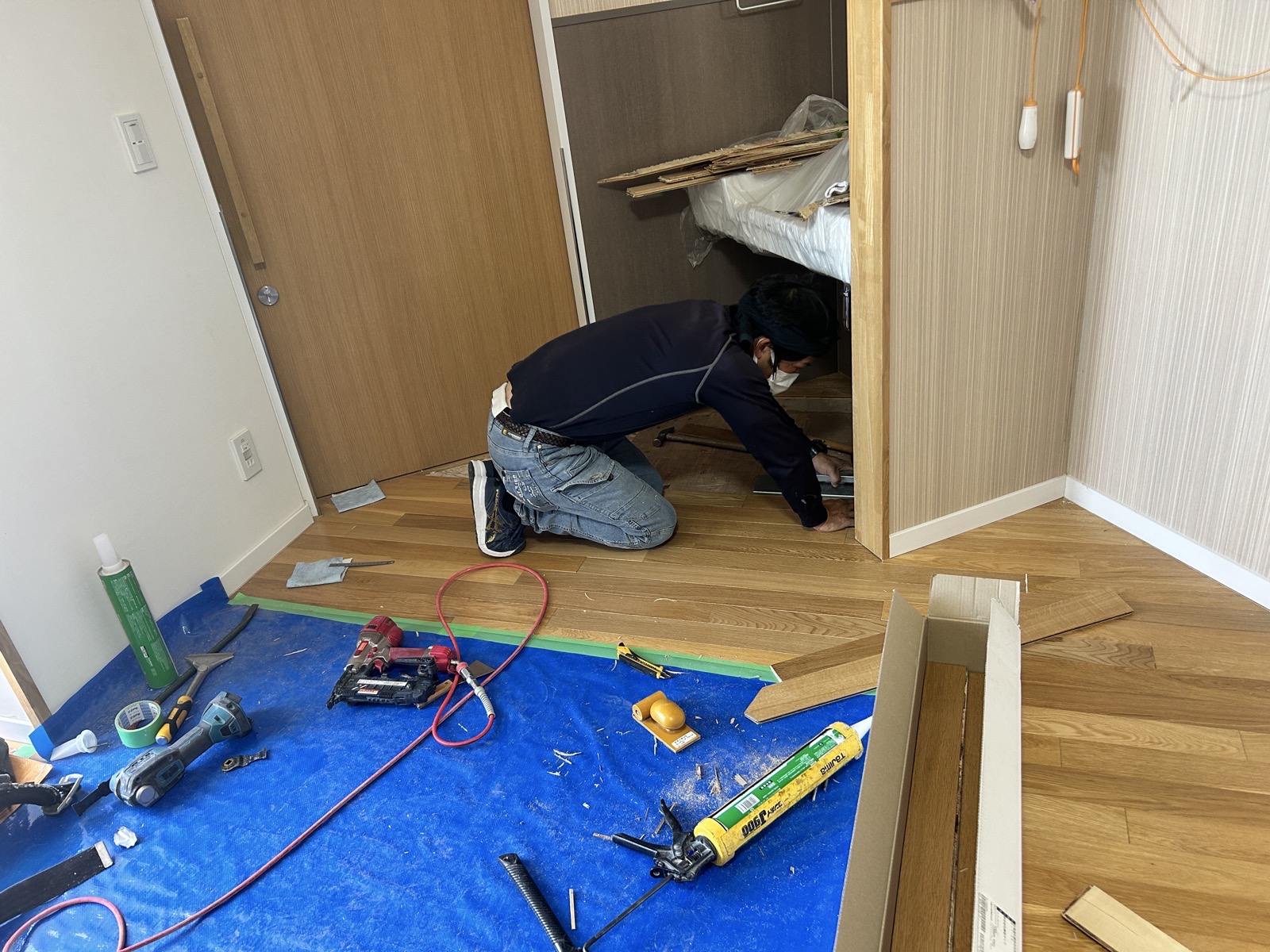 張り替えエリアと廊下側既存床の境界部分の仕上がり確認
