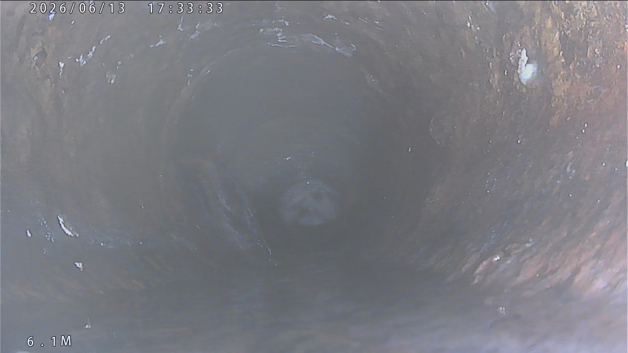 排水管カメラ調査で捉えた鉄管内部の様子（深さ6.1m）。錆によるざらつきが管内面全体に広がっており、トイレットペーパー等が引っかかる詰まりの起点になっていることが確認できる