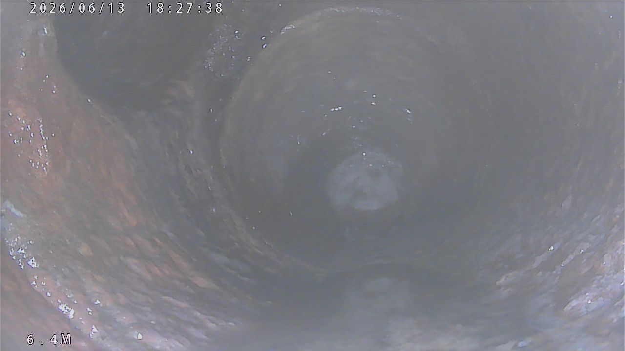 同箇所を別角度から記録した管内映像（深さ6.4m）。洗浄後も管壁の凹凸は残っており、再詰まりのリスクが解消されていない状態