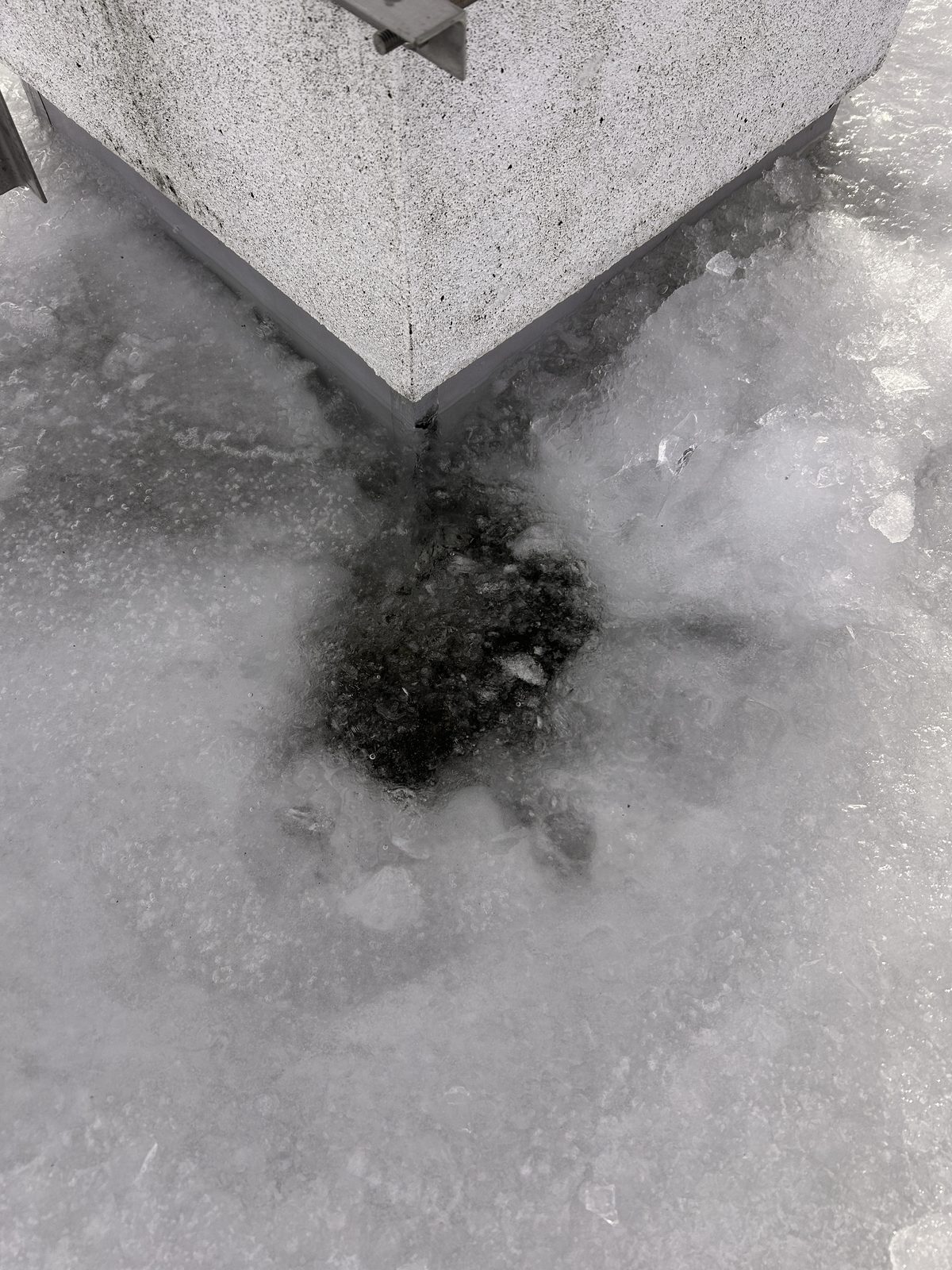 氷を割って排水口を出した屋上ドレンの処置跡|札幌・北嶺建設