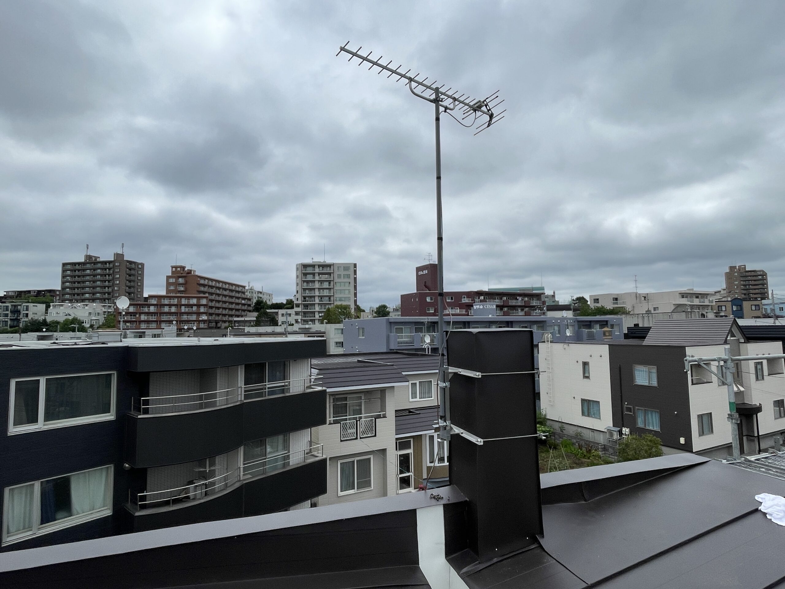 カラー鋼板で巻いて補修した煙突。テレビアンテナの支持金具も付け直した